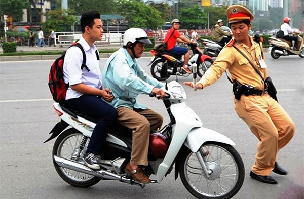 muc-phat-khi-nguoi-ngoi-sau-khong-doi-mu-bao-hiem