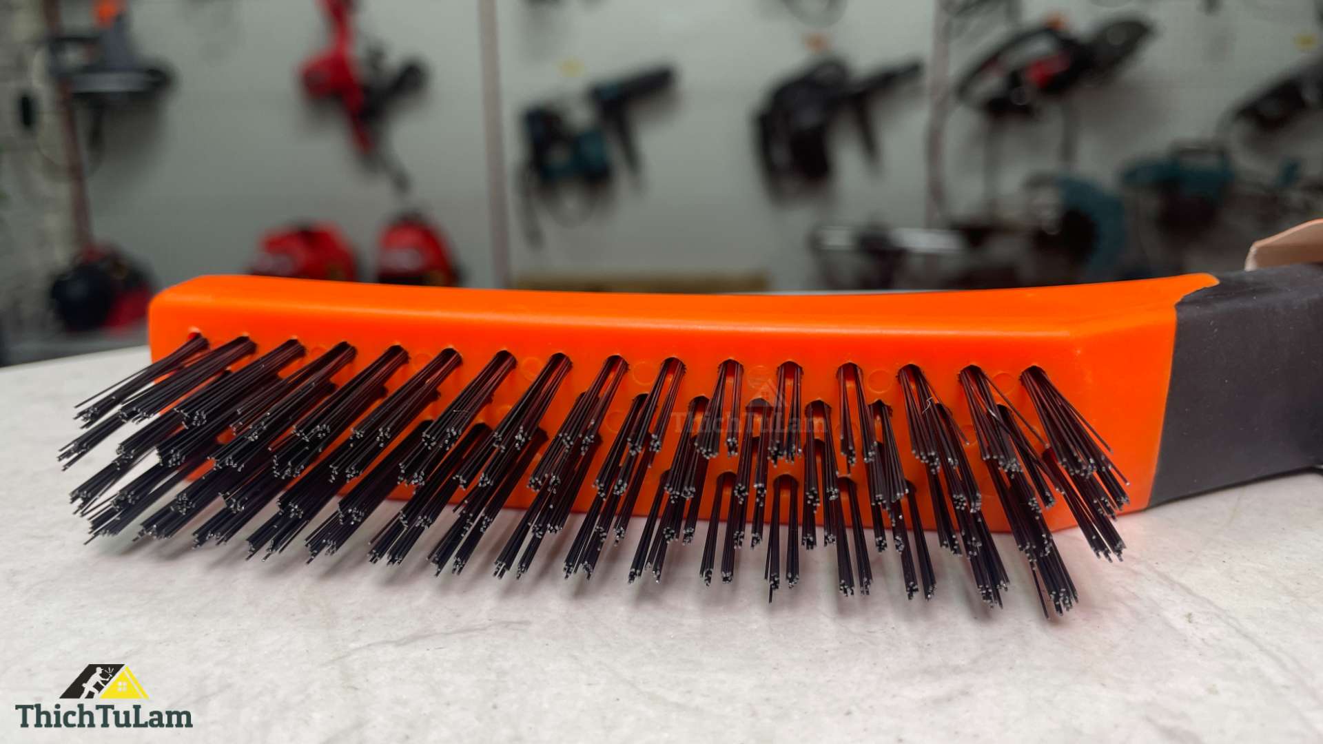 Bàn chải sợi thép 4x16 hàng tay cầm nhựa mềm 10inch 250mm Kendo 31301