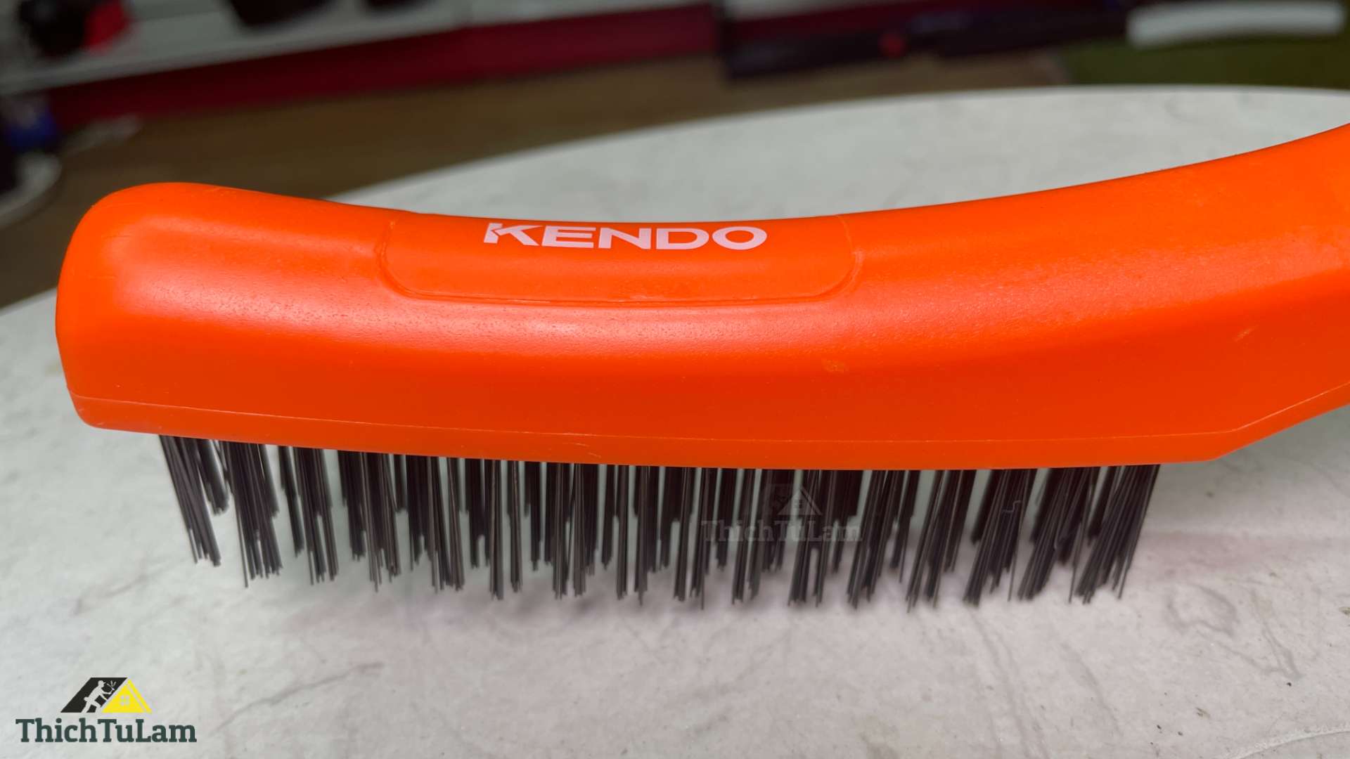 Bàn chải sợi thép 4x16 hàng tay cầm nhựa mềm 10inch 250mm Kendo 31301