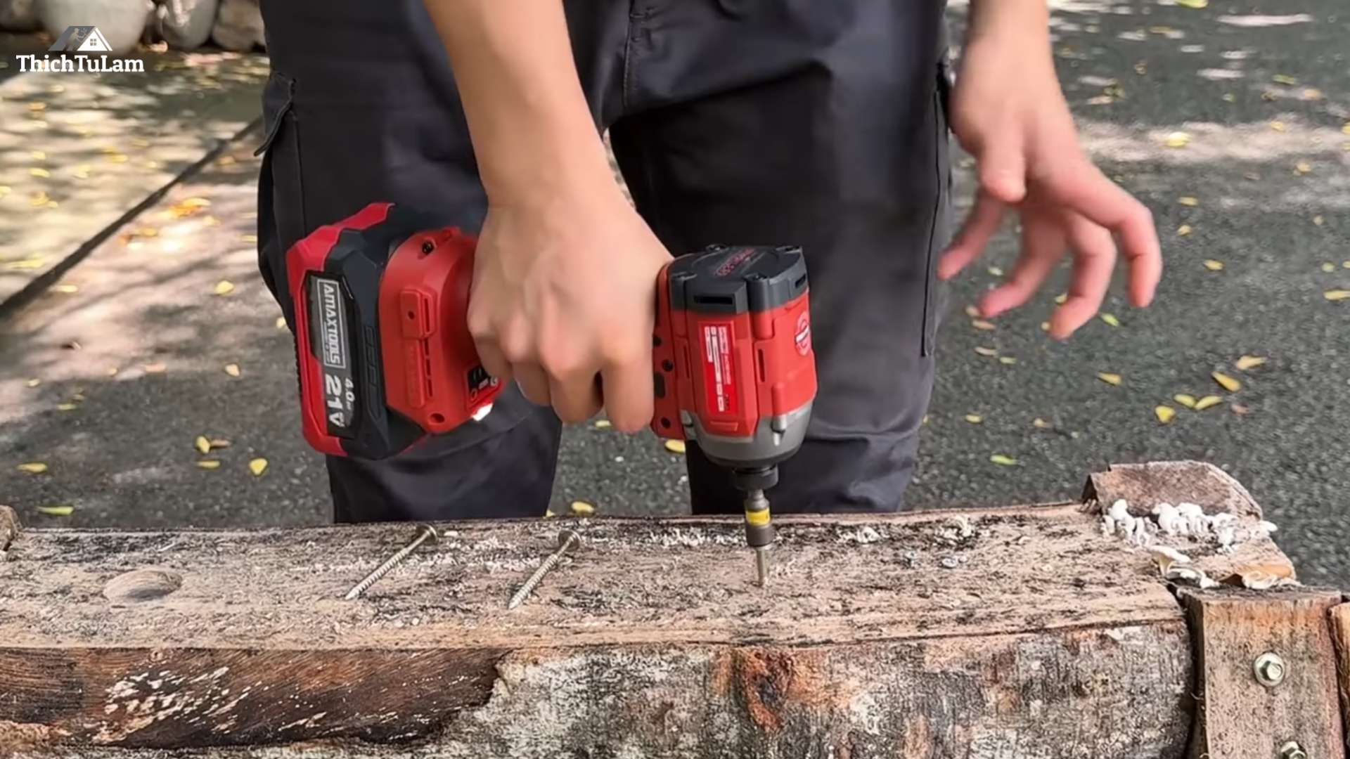 Bắn Vít Trên Gỗ