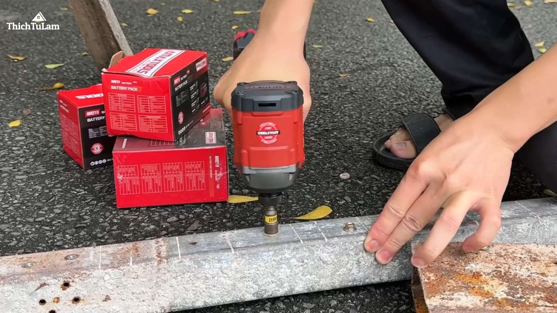 Bắn Vít Trên Sắt Dày