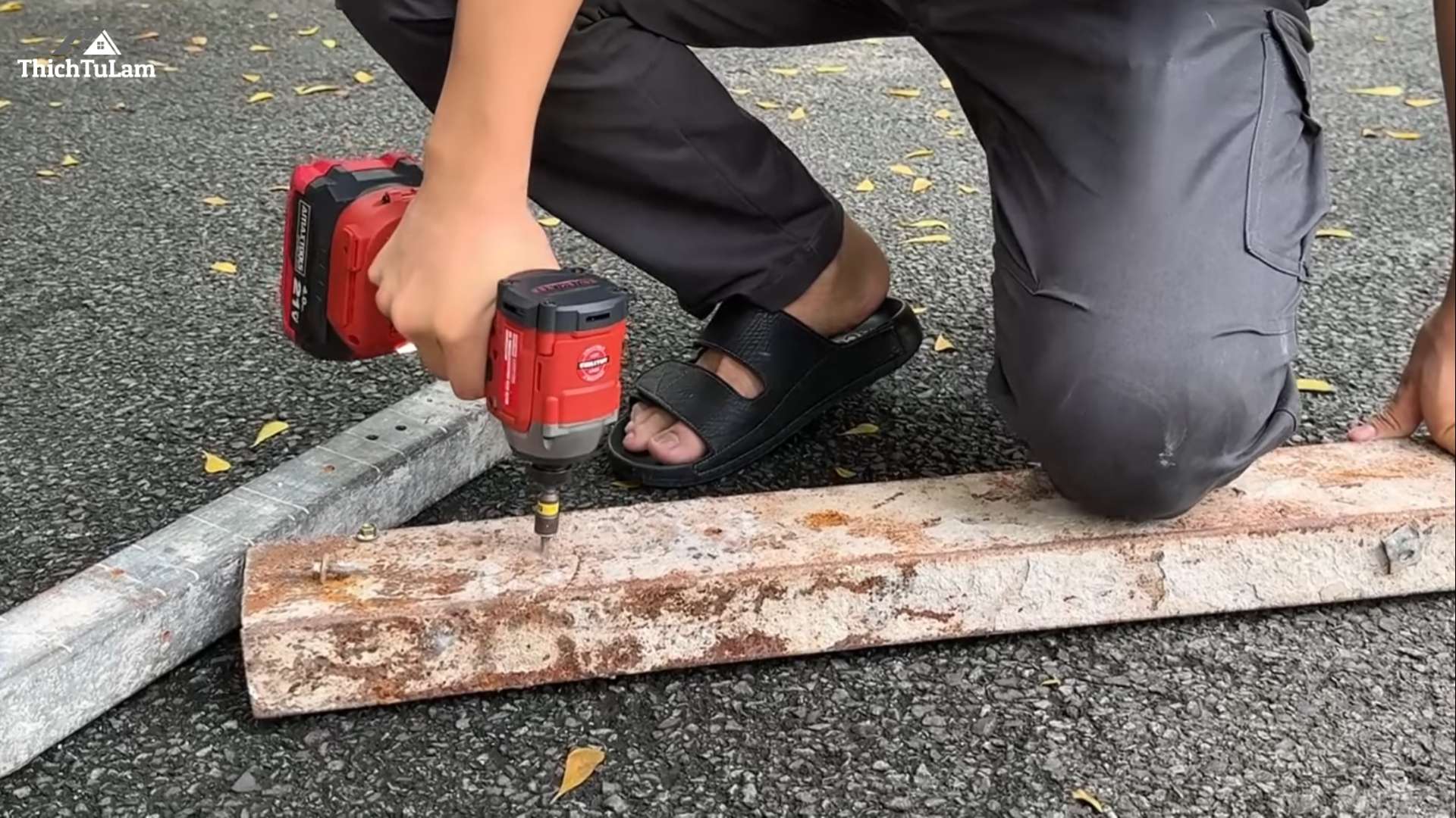 Bắn Vít Trên Sắt Mỏng