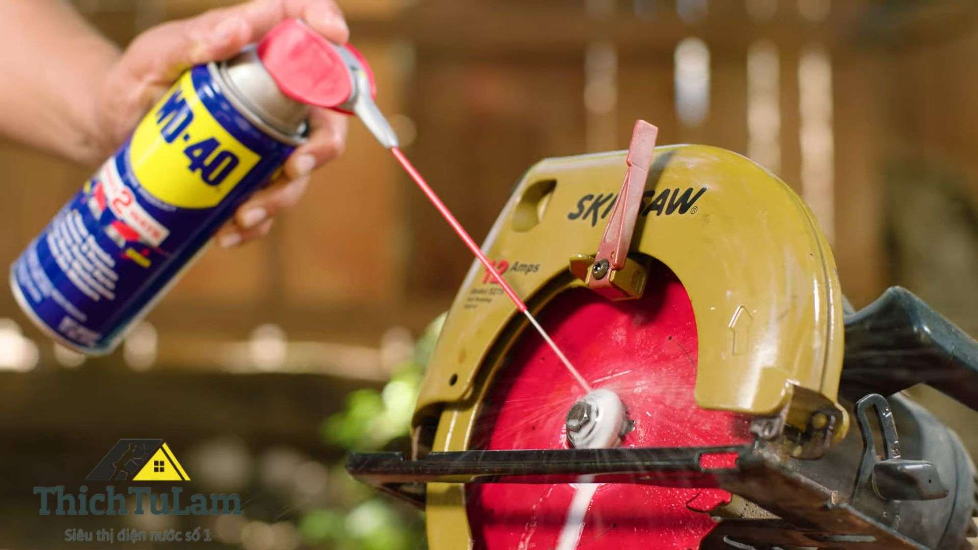 Bảo dưỡng trục giữa lưỡi cưa với dung dịch WD-40 đa dụng