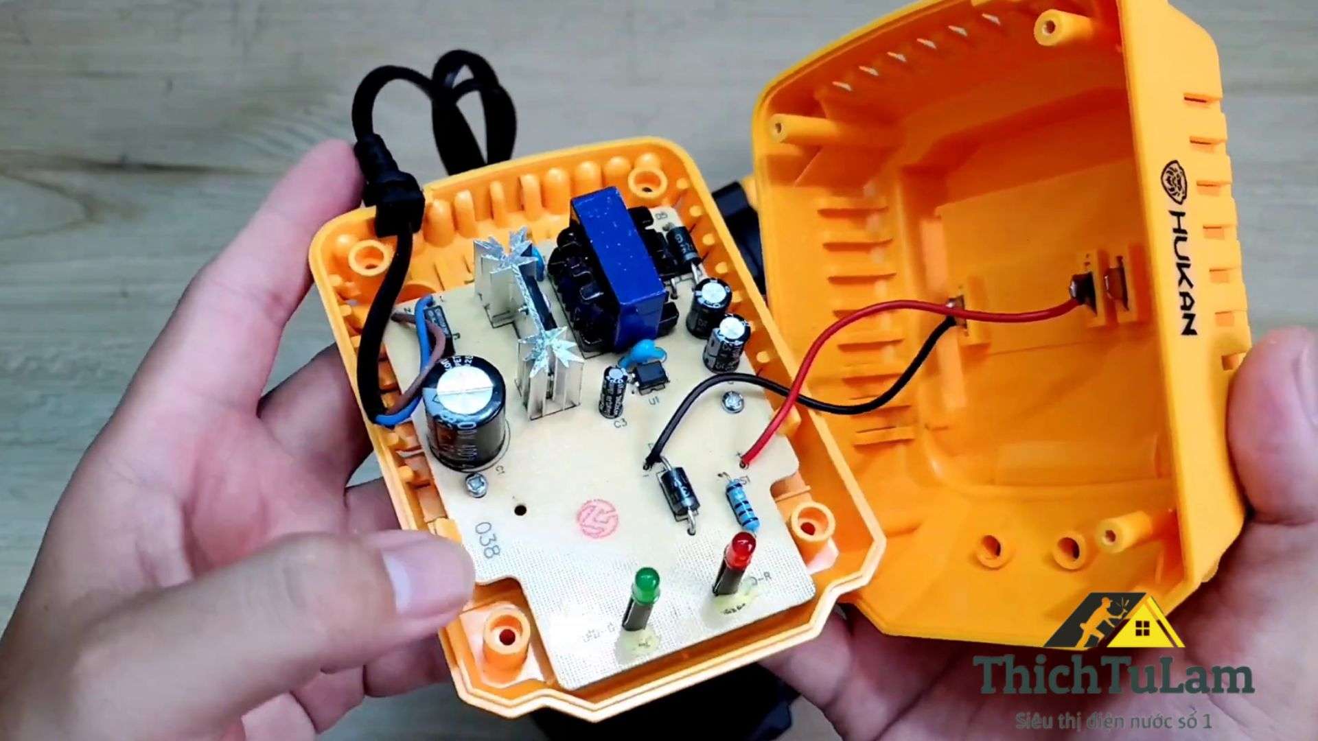 Bên trong cục sạc Hukan