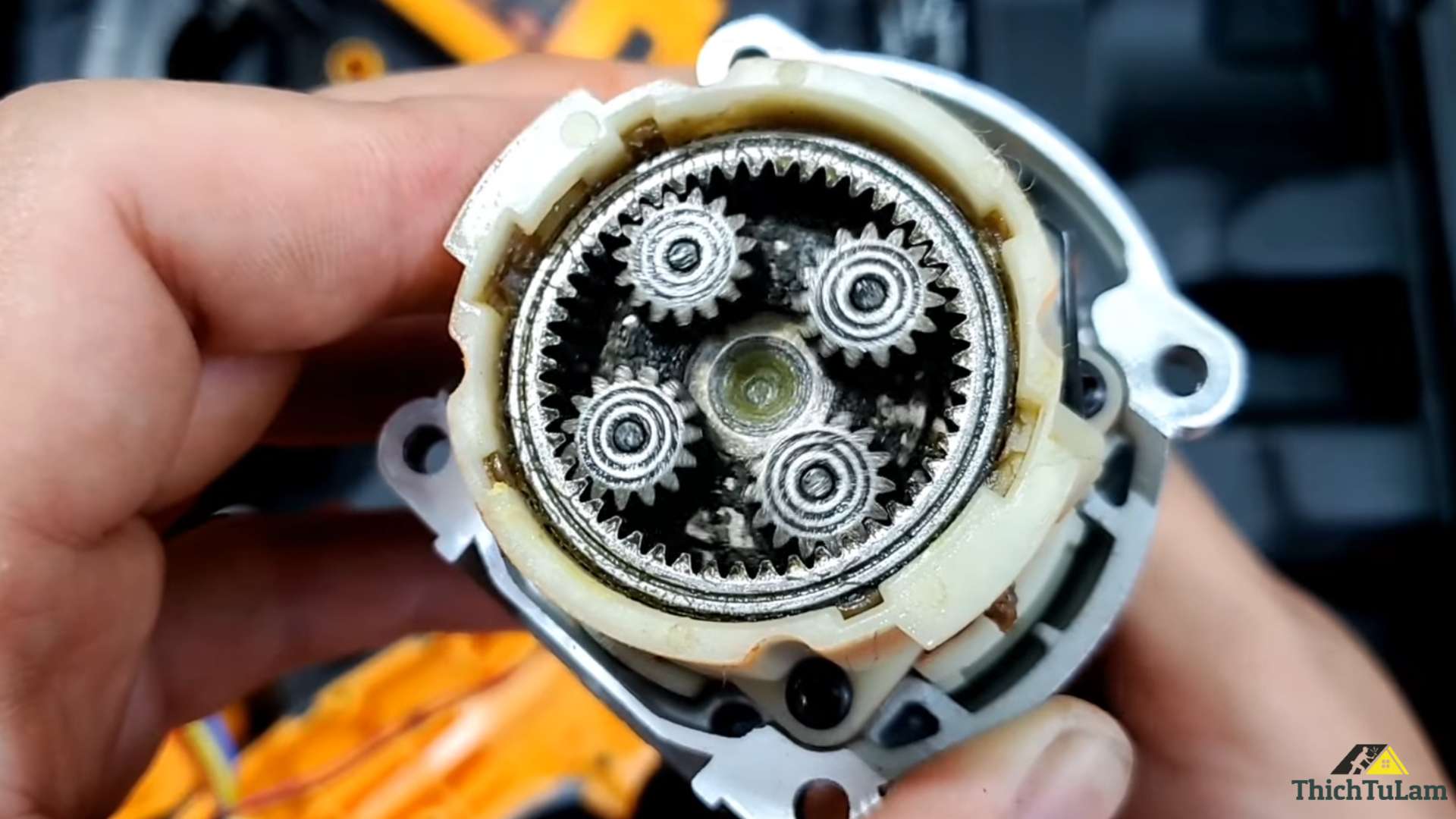 Bên trong Máy khoan pin Hukan X8 PRO