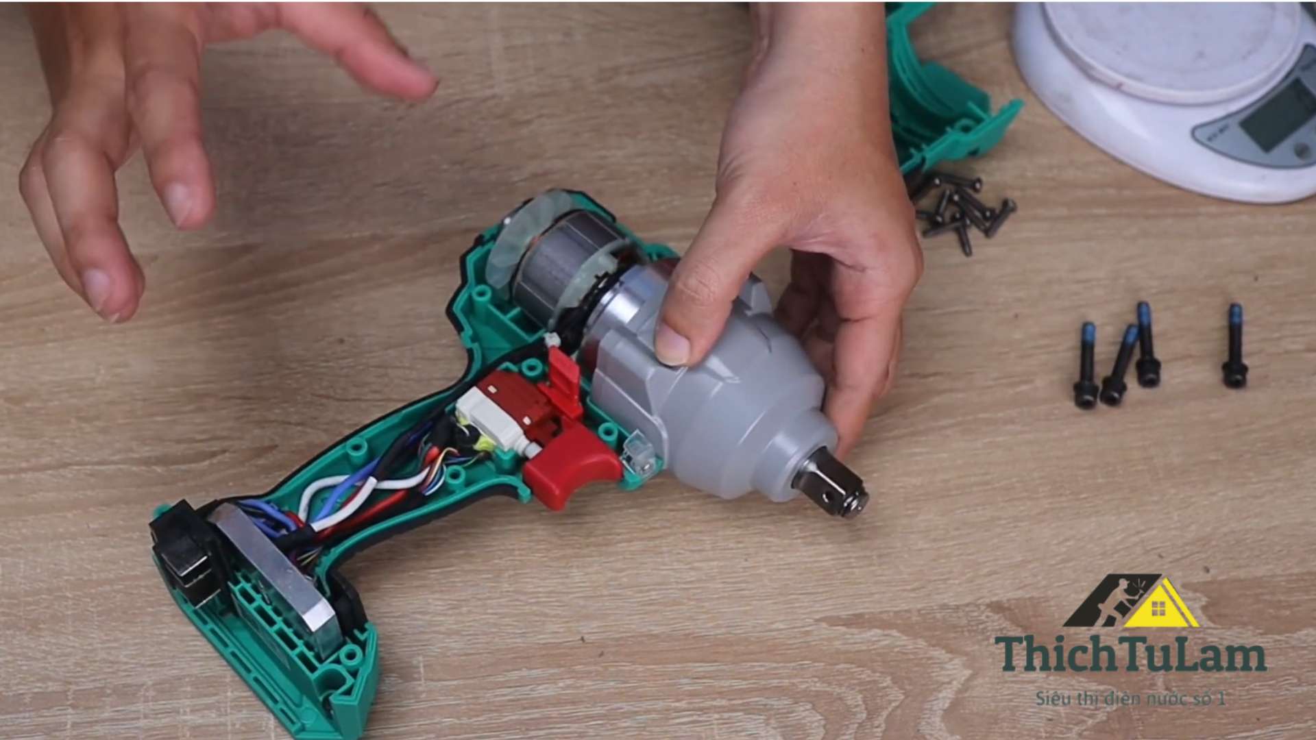 Bên trong Máy vặn bu lông DCA ADPB698