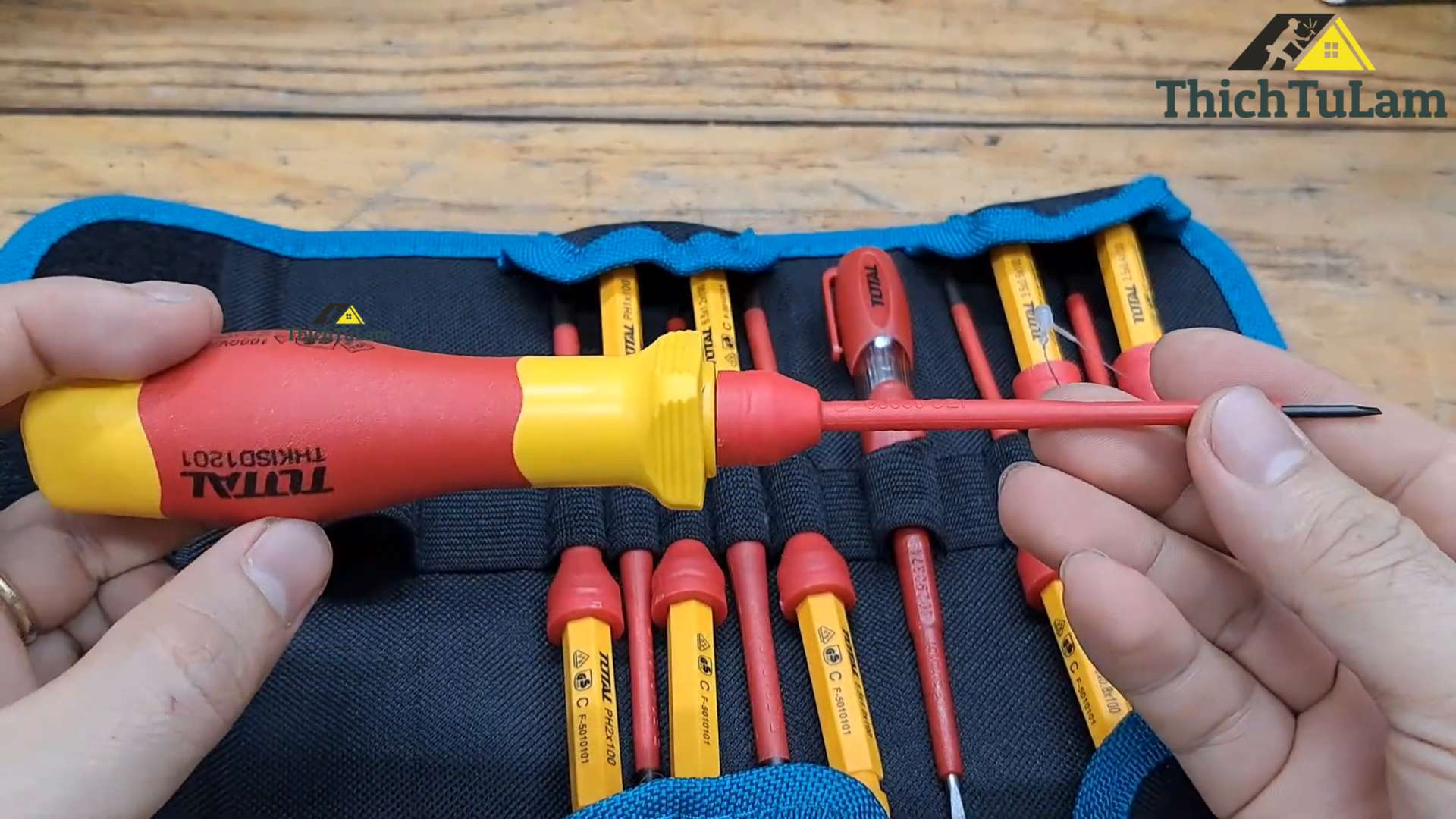 Bộ vít cách điện 1000v 12 món Total THKISD1201