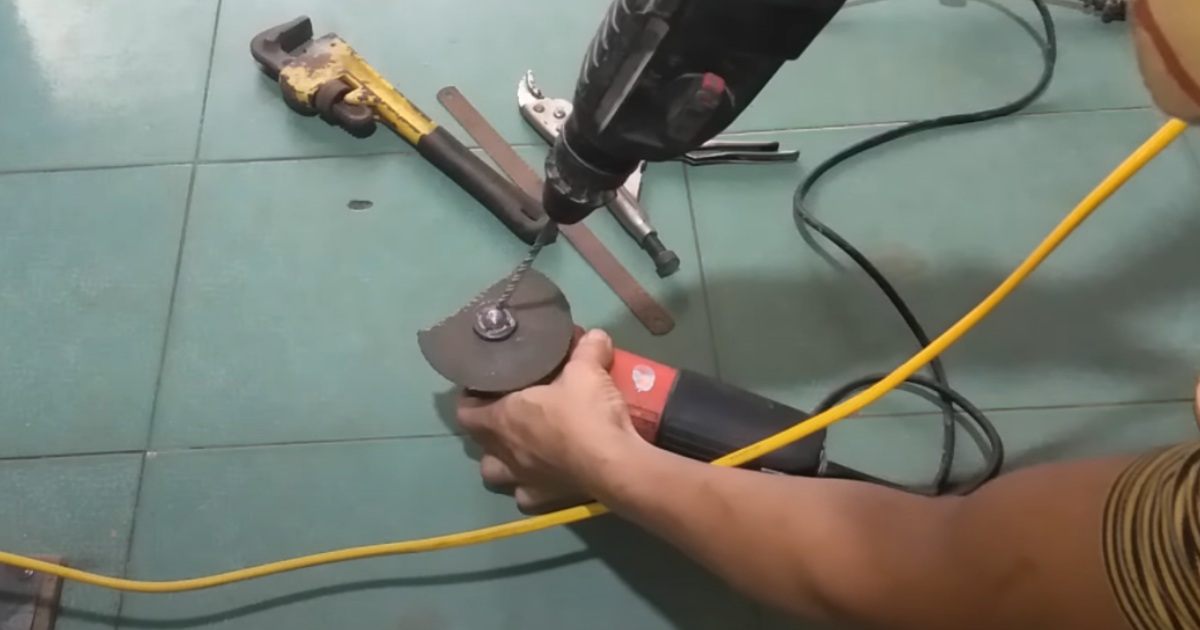 Cách tháo lưỡi cắt bằng máy khoan