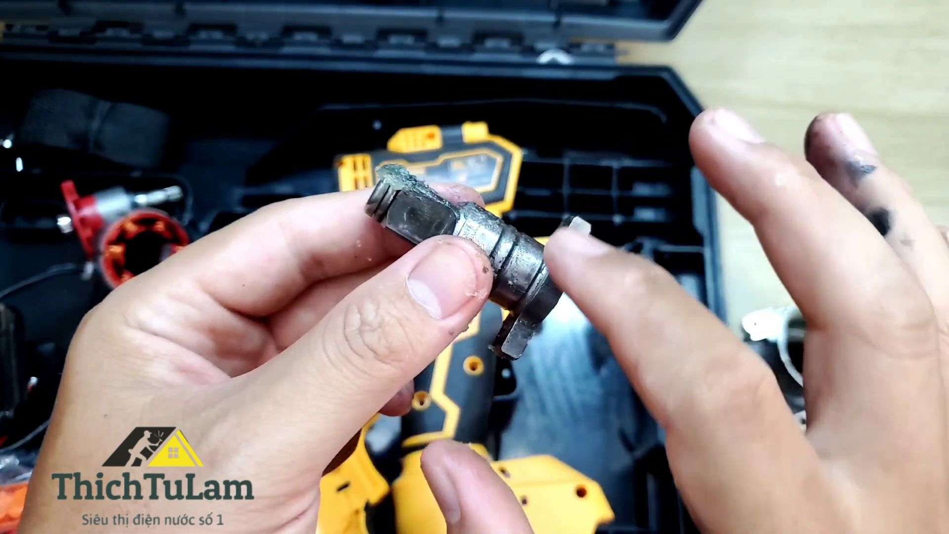 Cấu tạo bên trong máy siết bu lông pin Hukan F60