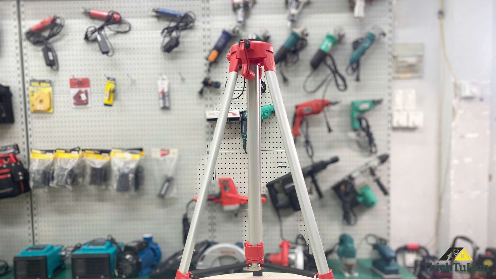 Chân laser cao 1m6 gắn máy cân mực Toyoko T160CM