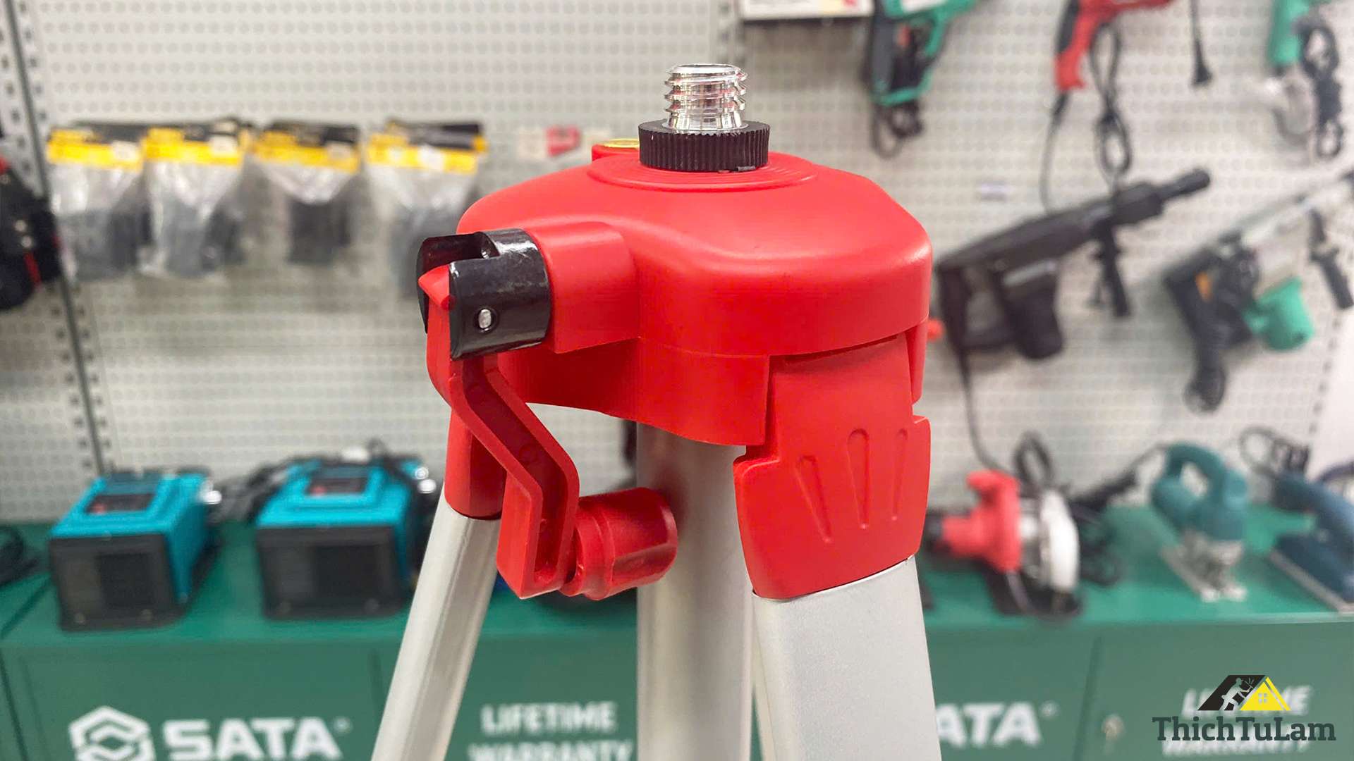 Chân laser cao 1m6 gắn máy cân mực Toyoko T160CM