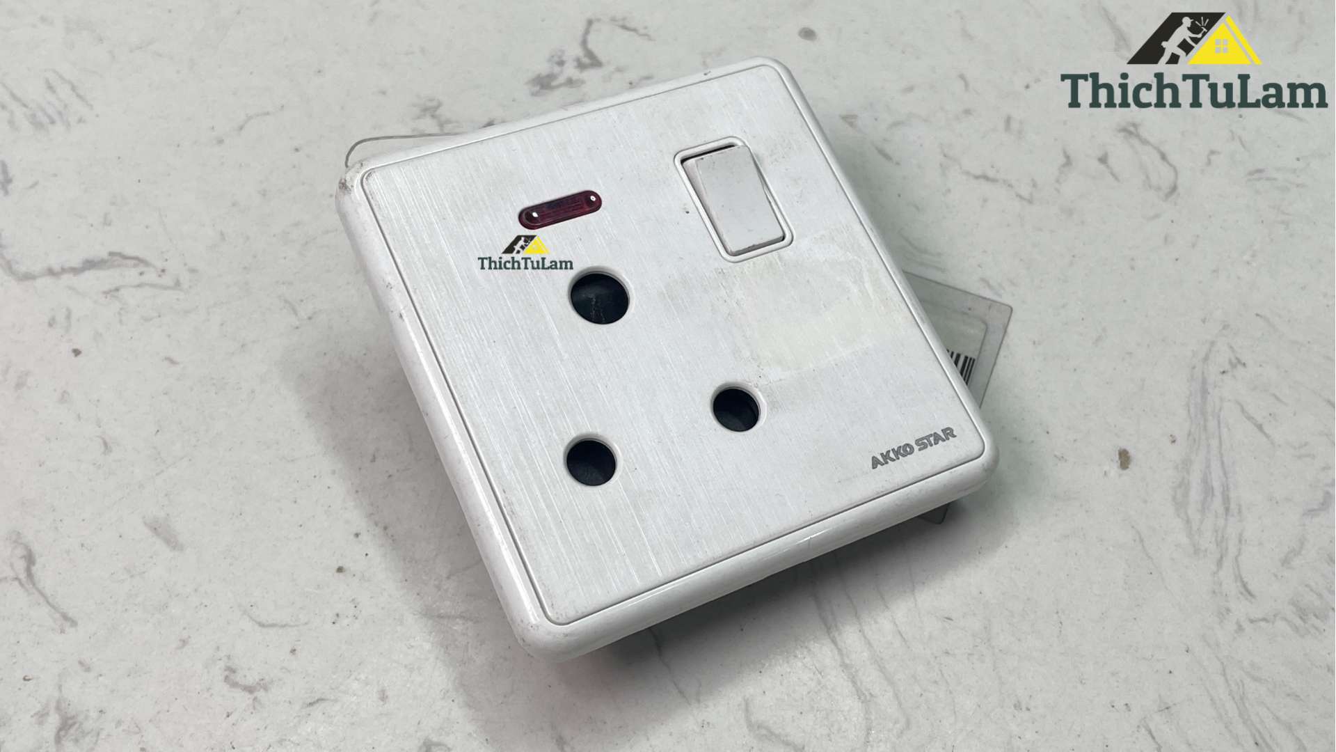 Công tắc ổ cắm 15A AKKO STAR 04072