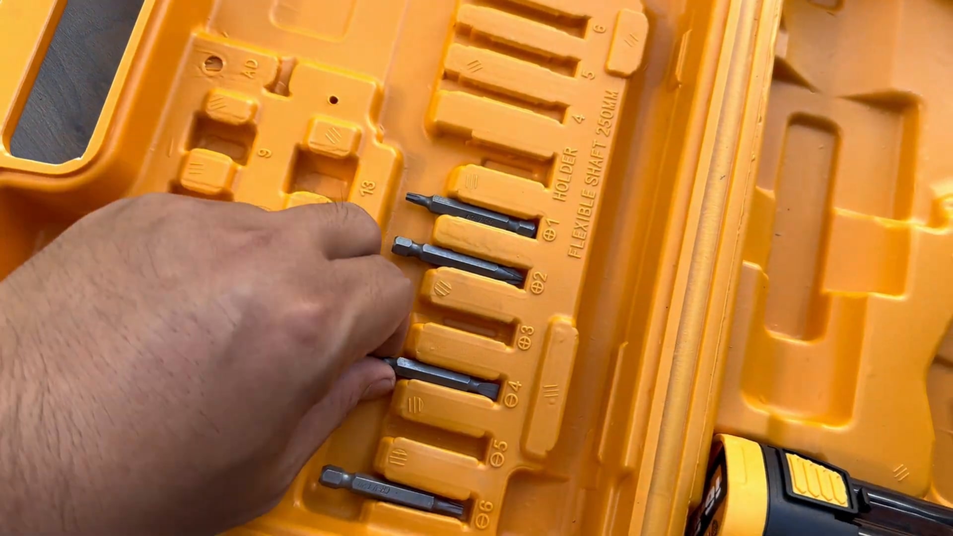 Máy bắn vít pin 16.8V (Bộ 2 pin 1 sạc) Hukan HK-CTV0345IMP