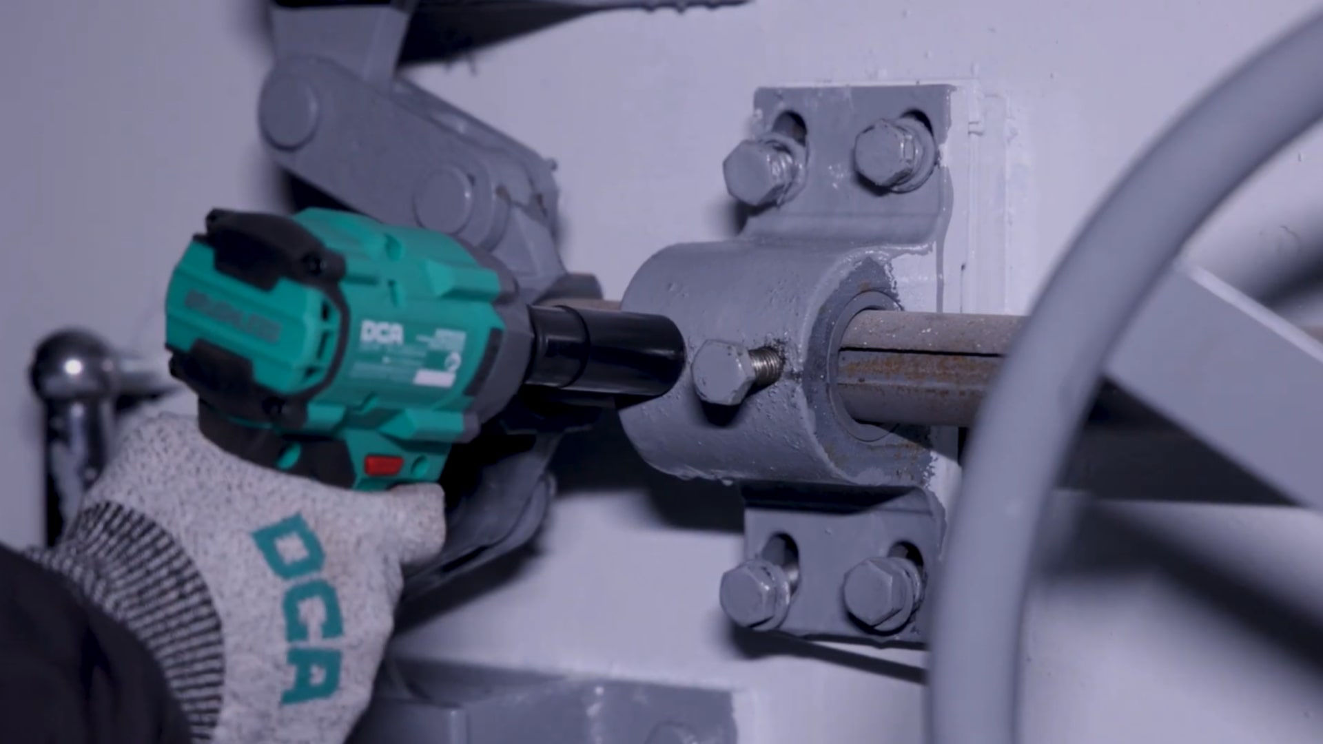 Đánh giá chi tiết về máy bu lông pin DCA ADPB358 - Sức mạnh và độ hoàn thiện vượt trội