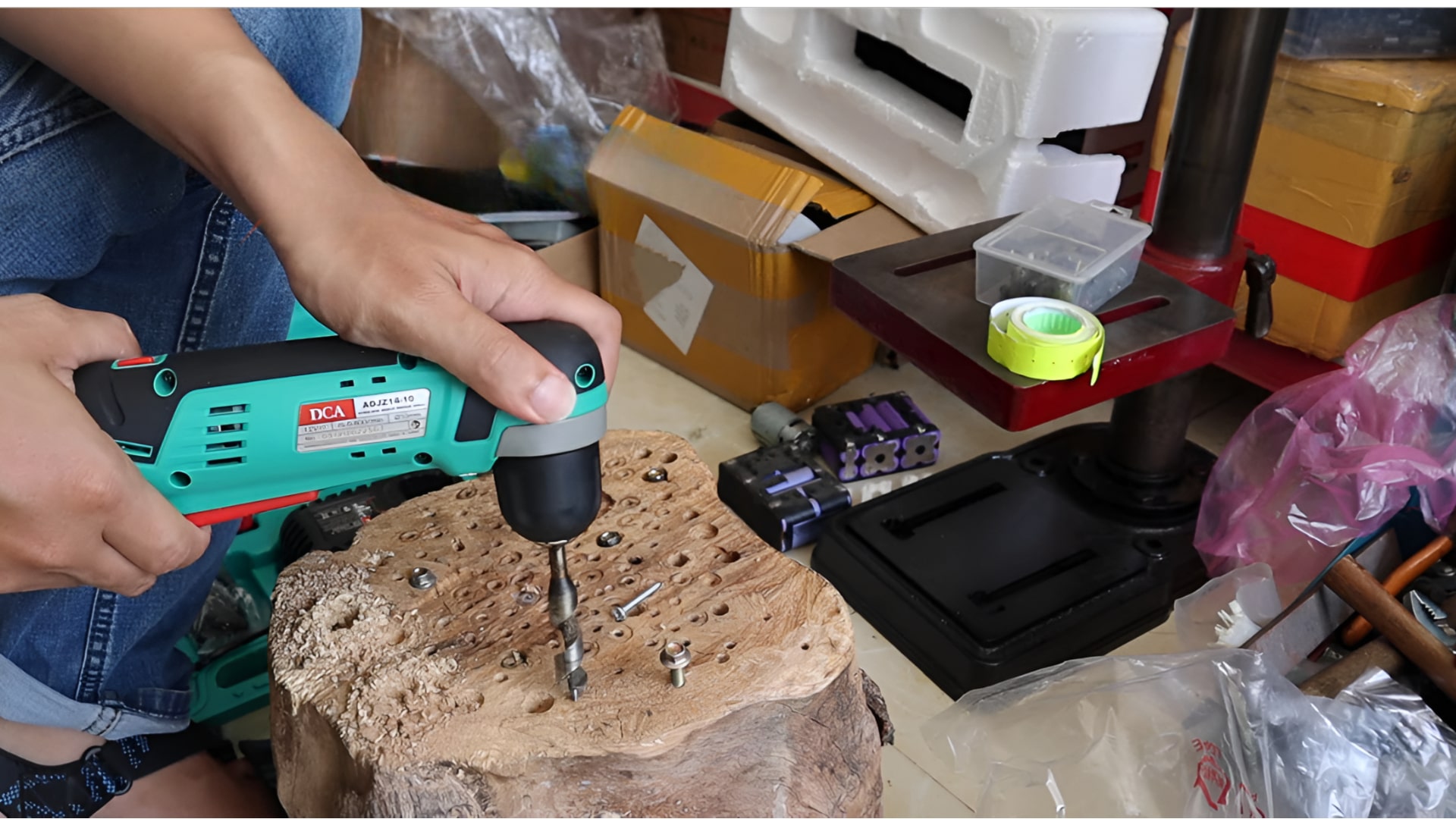 Đánh Giá Máy Khoan Góc Pin DCA ADJZ14-10 Hiệu Quả Và Tiết Kiệm Không Gian