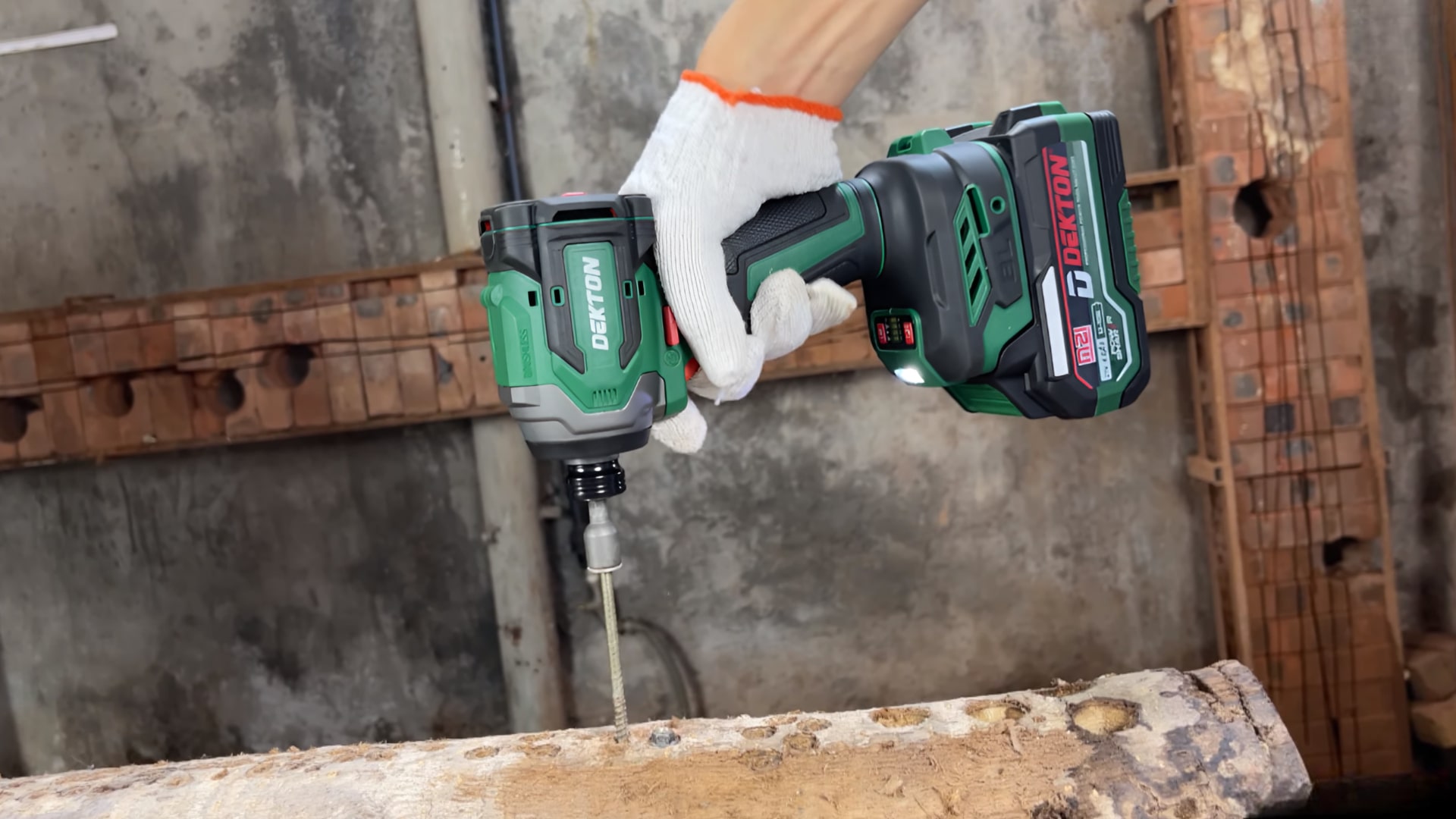 Đánh Giá Máy Vặn Vít Dekton M21-CV230NCP và Amaxtools AV28014SM