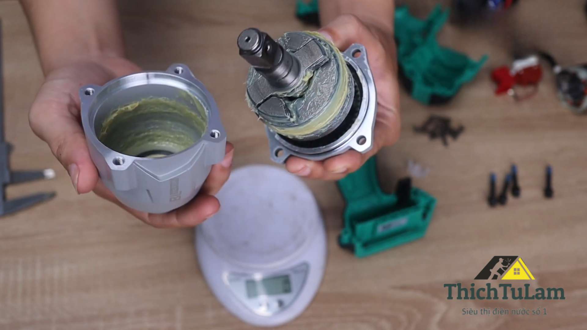 Đầu búa Máy vặn bu lông DCA ADPB698