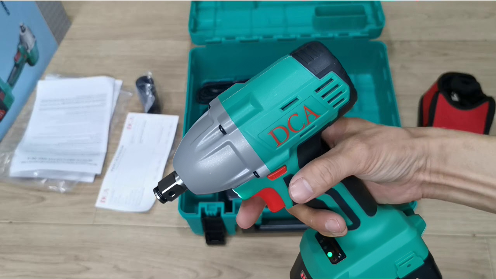 Đánh Giá Máy Bắn Bu Lông Pin DCA ADPB358 và ADPB02-18