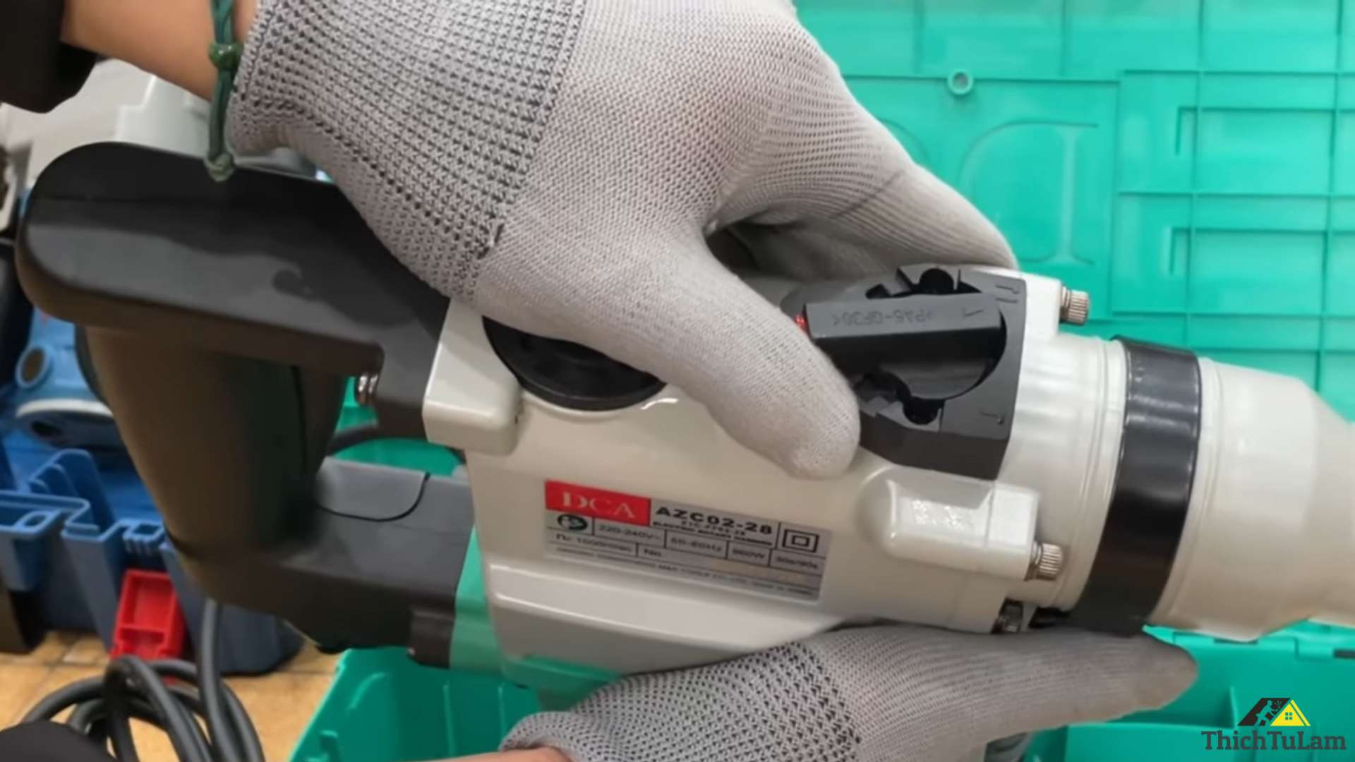 Điều chỉnh chế độ khoan trên Máy khoan đục bê tông DCA AZC02-28