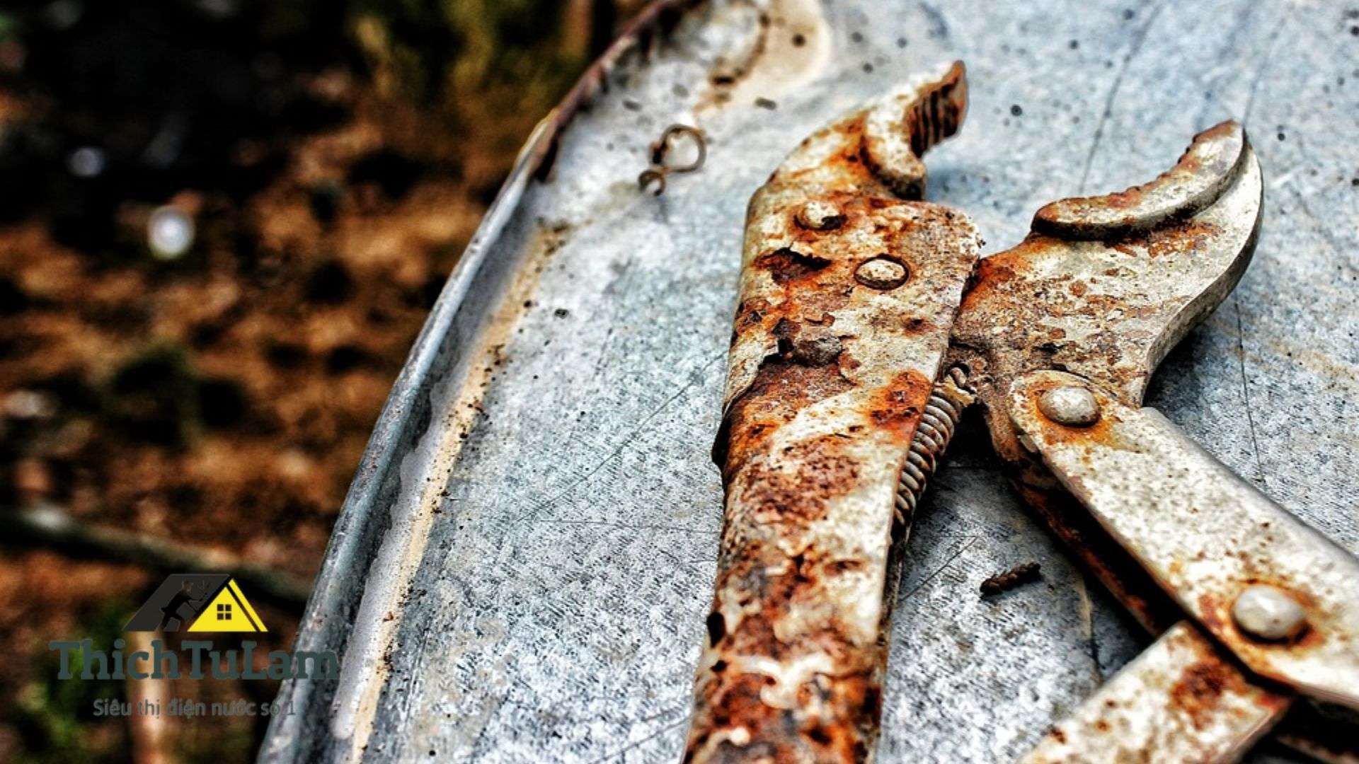 Sửa chữa Rỉ Sét trên Bề Mặt Kim Loại với WD-40