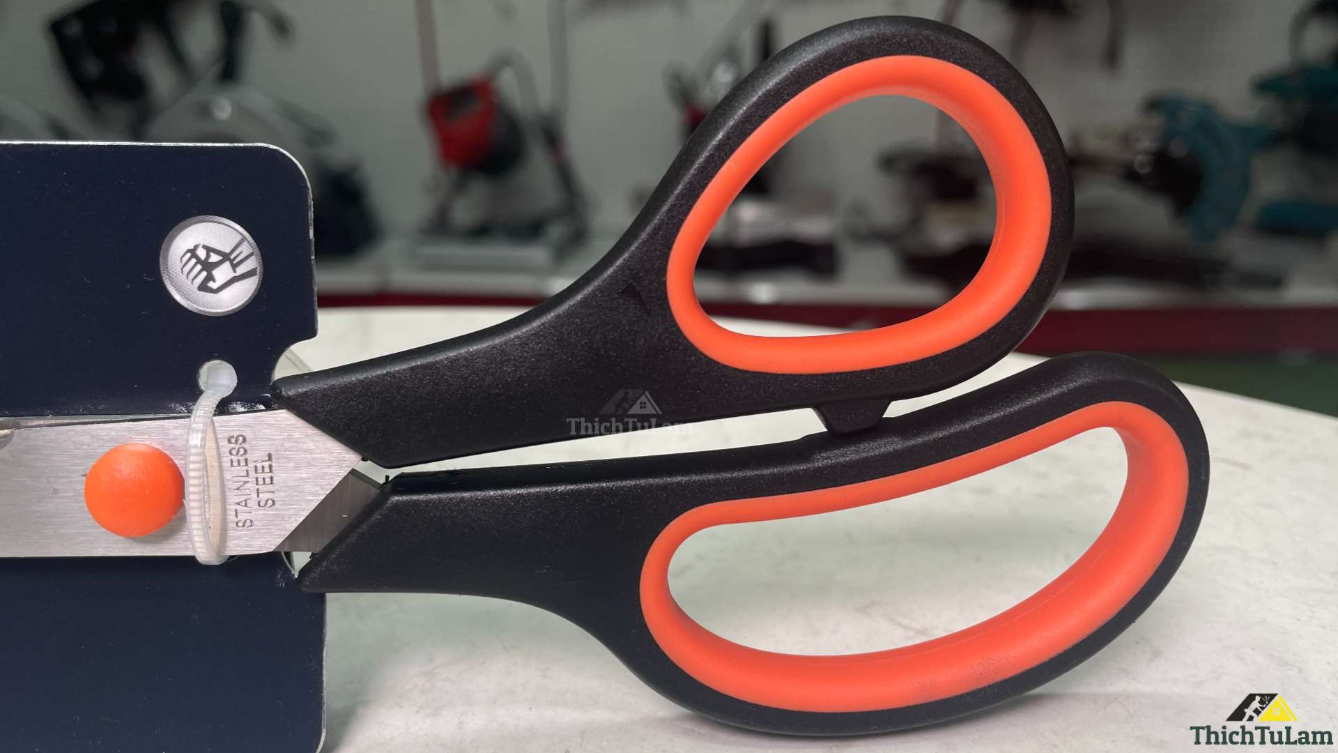 Kéo gia dụng bằng thép không gỉ kích thước 215mm Kendo 30713