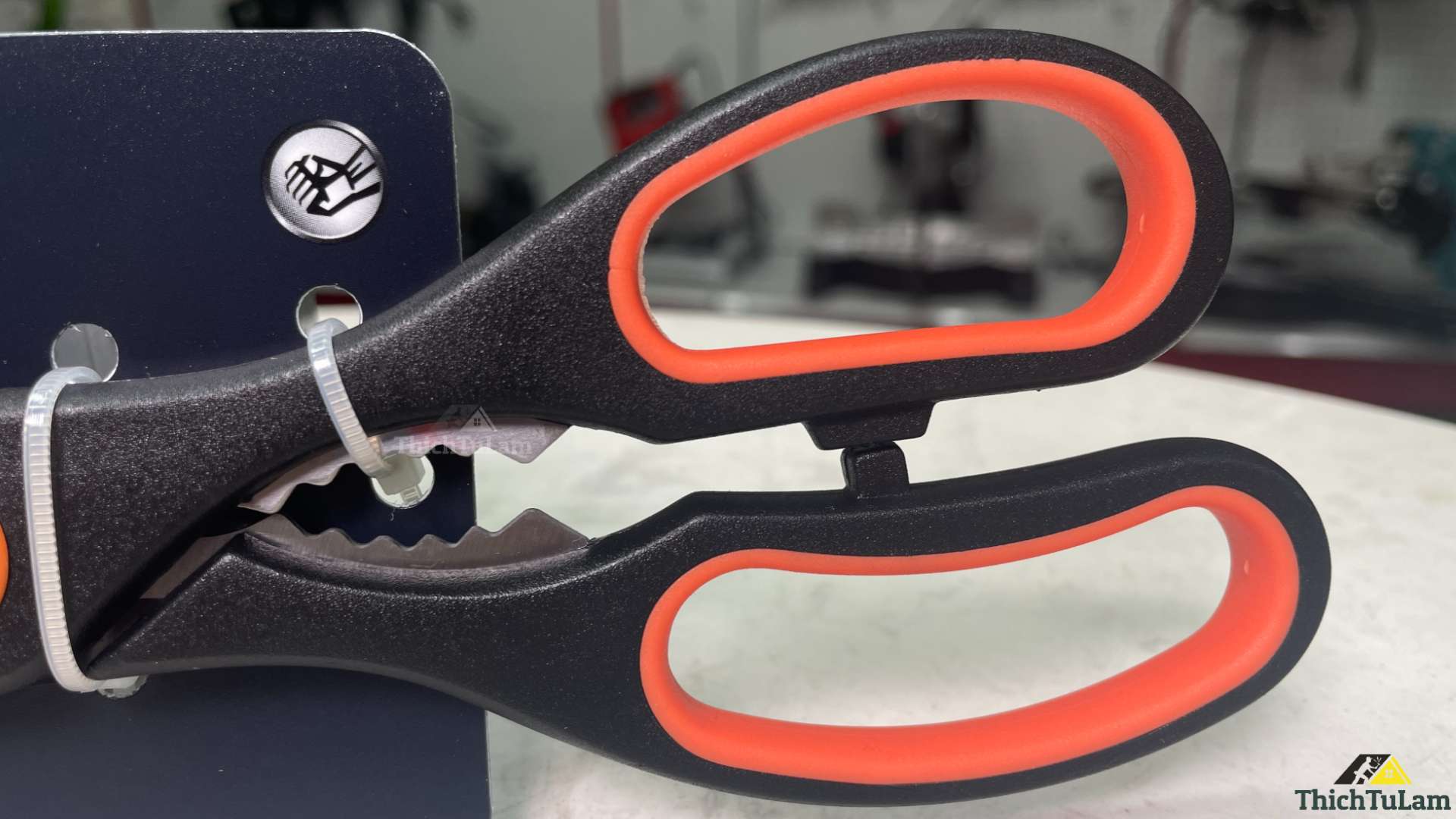 Kéo nhà bếp lưỡi thép không gỉ kích thước 205mm Kendo 30731