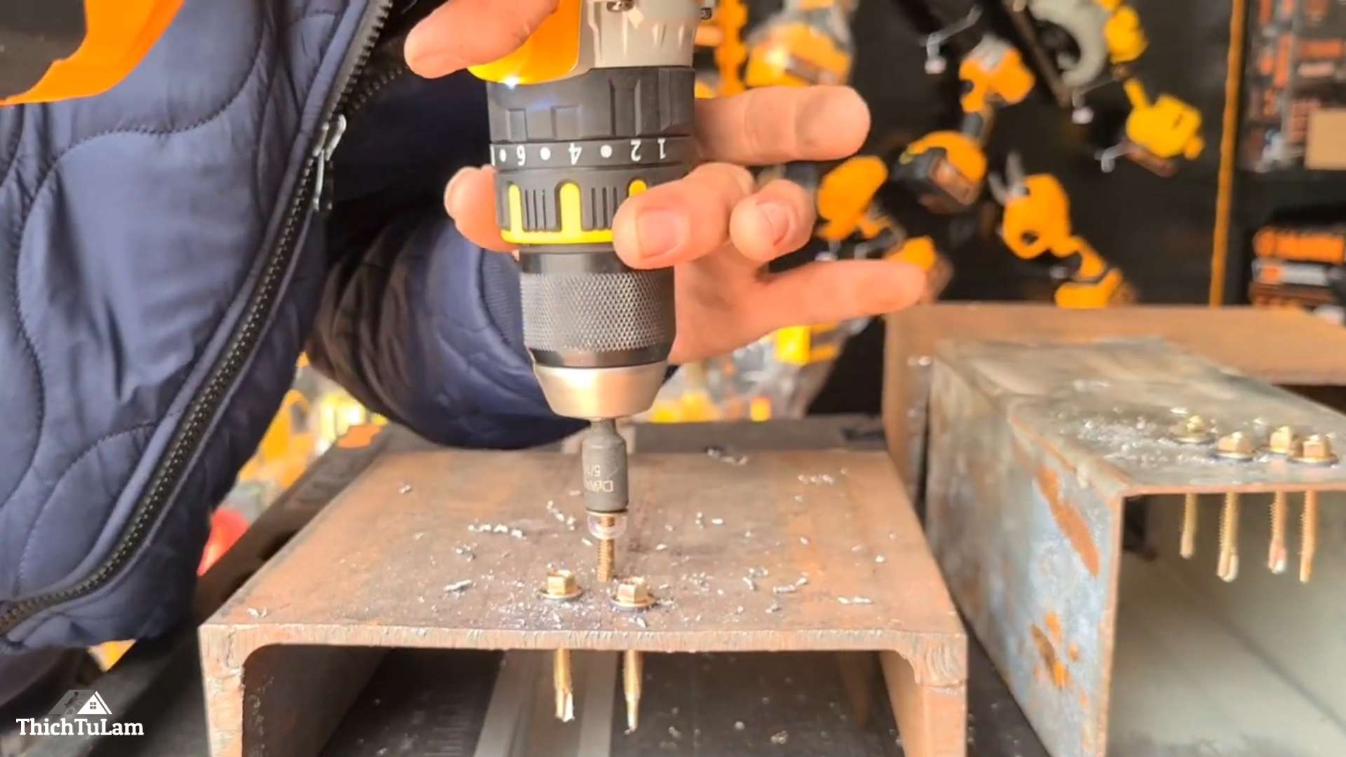 Siết vít trên sắt bằng Máy khoan Hukan X8 PRO