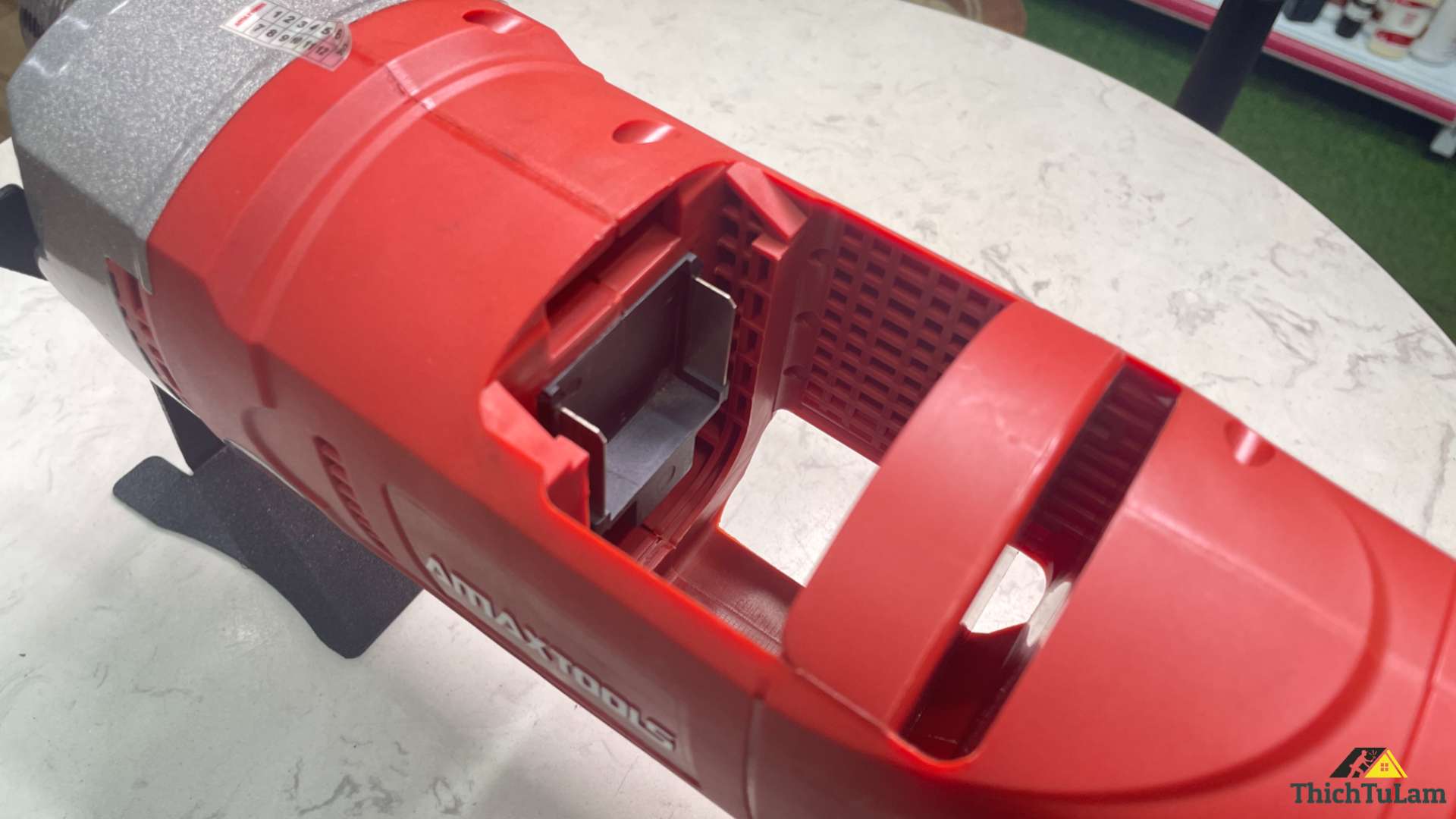 Khe gắn pin của máy đầm dùi pin Amaxtools