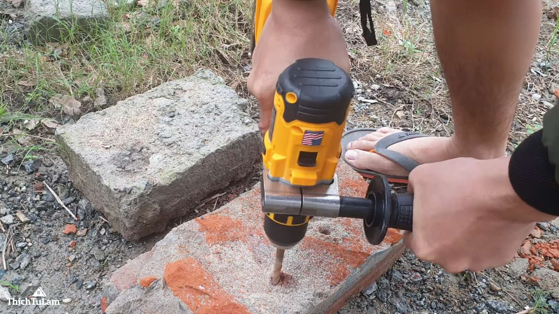 Khoan gạch và bê tông bằng Máy khoan Hukan X8 PRO