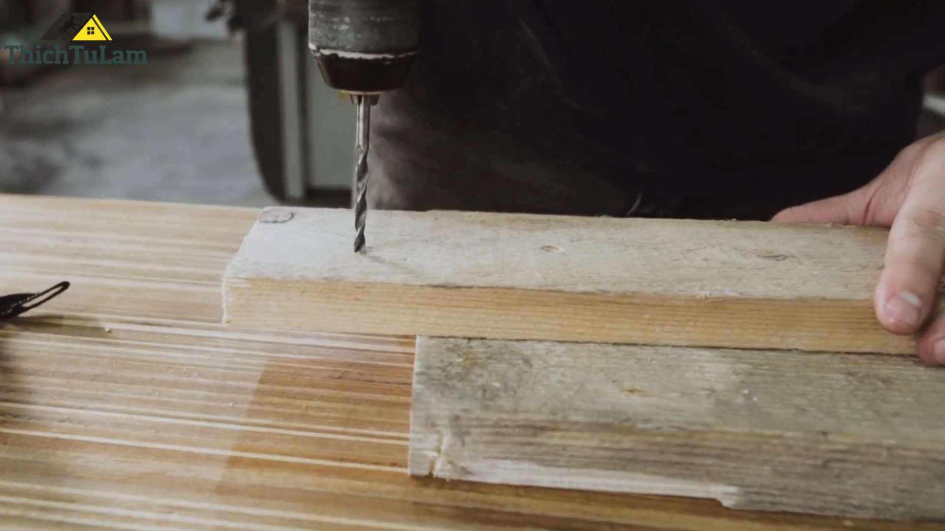 Khoan mồi bằng máy khoan pin