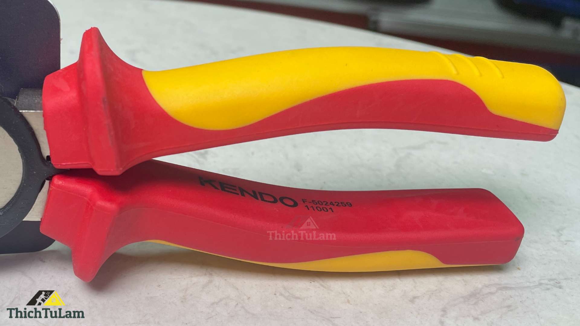 Kìm cách điện 1000V VDE bằng thép Cr-V kích thước 160mm Kendo 11001