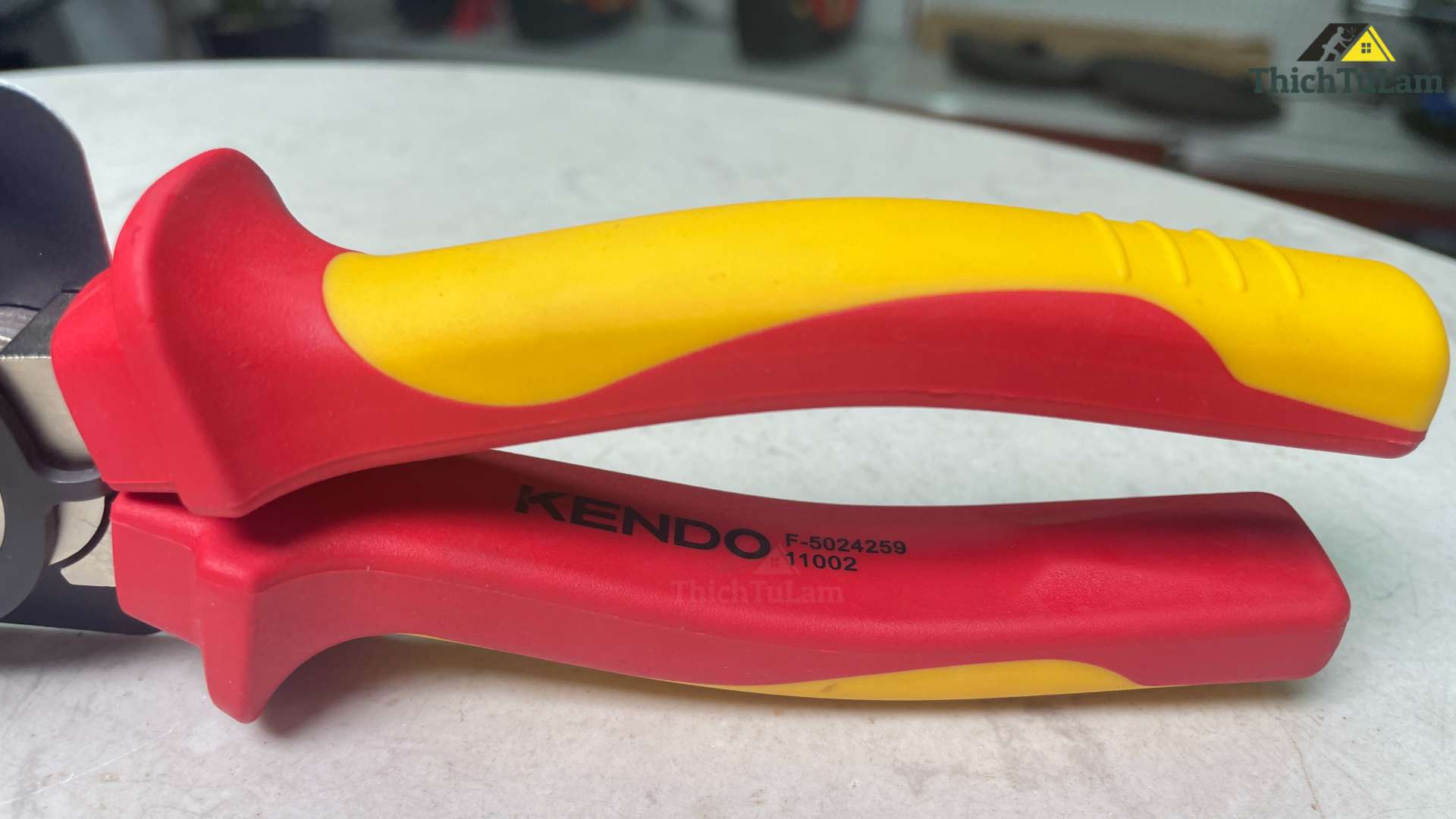 Kìm cách điện 1000V VDE bằng thép Cr-V kích thước 180mm Kendo 11002