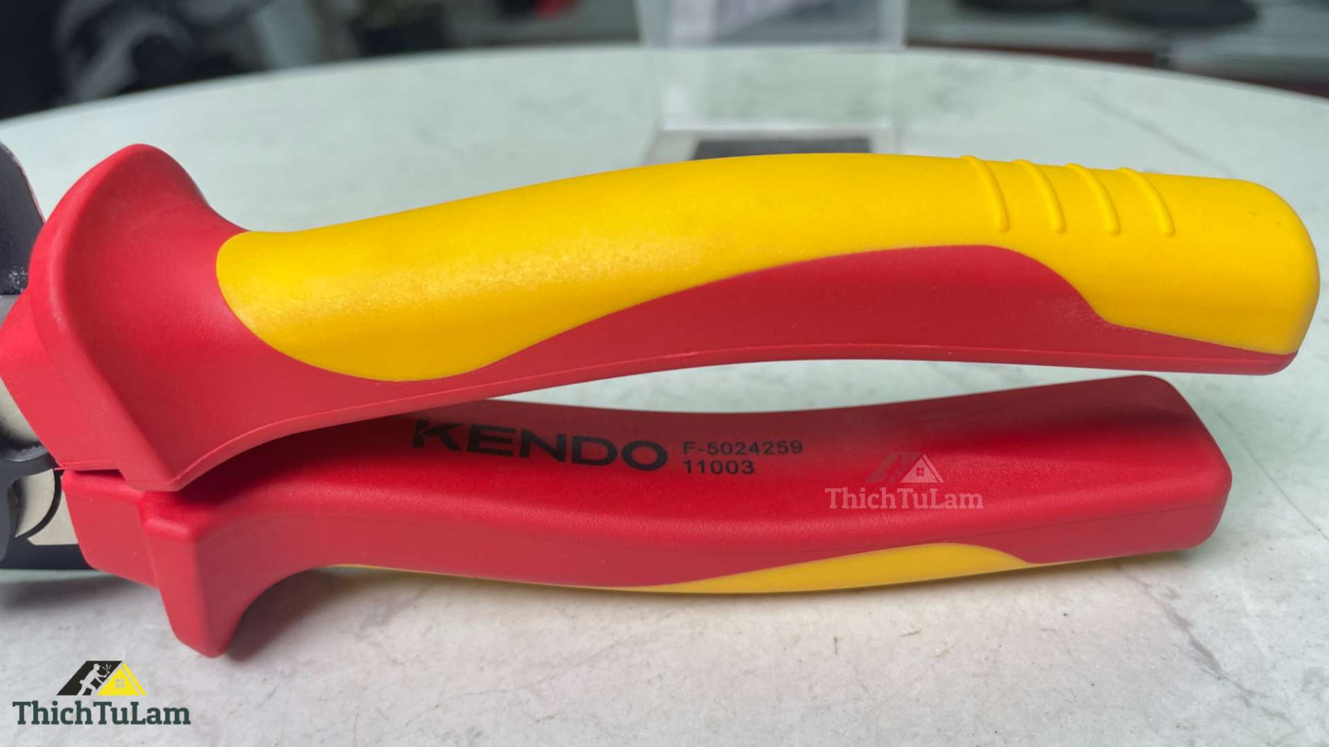 Kìm cách điện 1000V VDE bằng thép Cr-V kích thước 200mm Kendo 11003