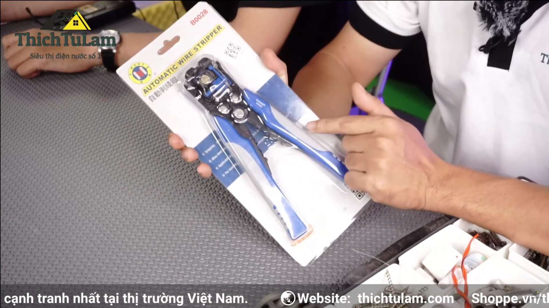 Kìm tuốt dây điện bấm cos Cmart B0028