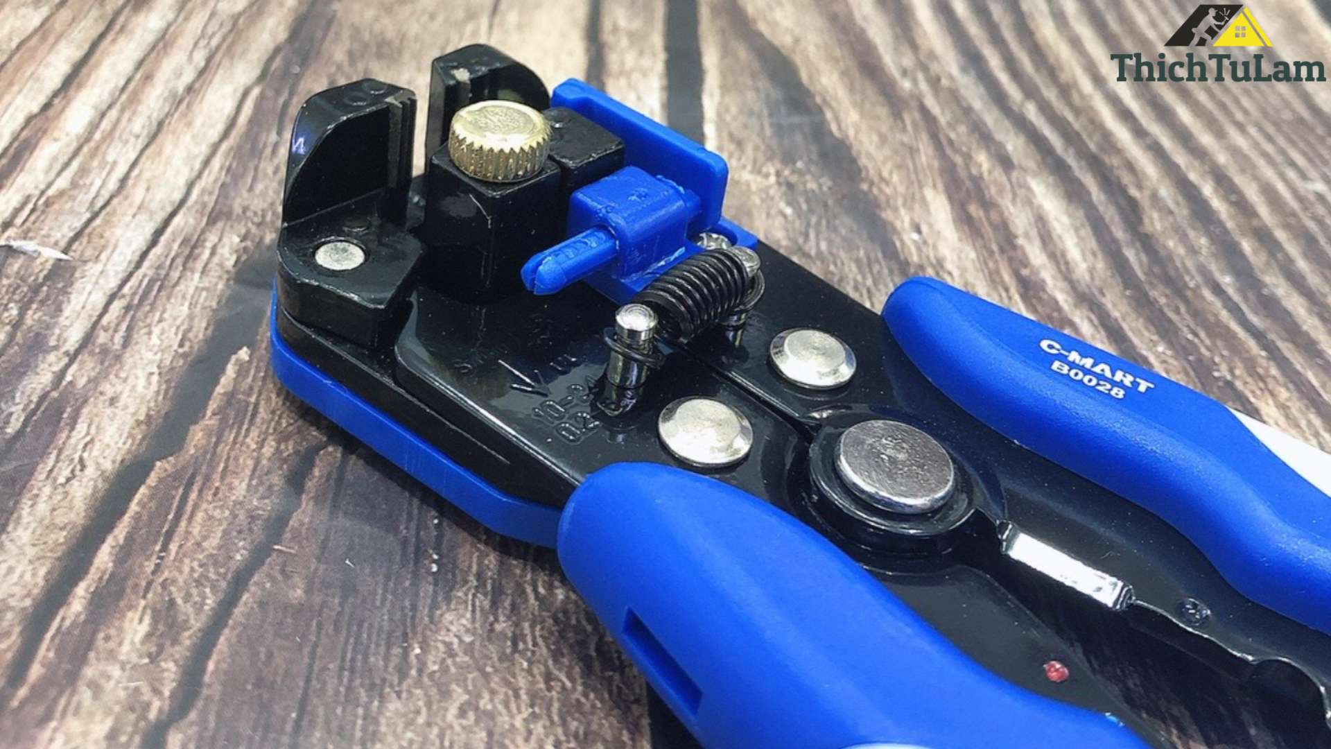 Kìm tuốt dây điện bấm cos Cmart B0028