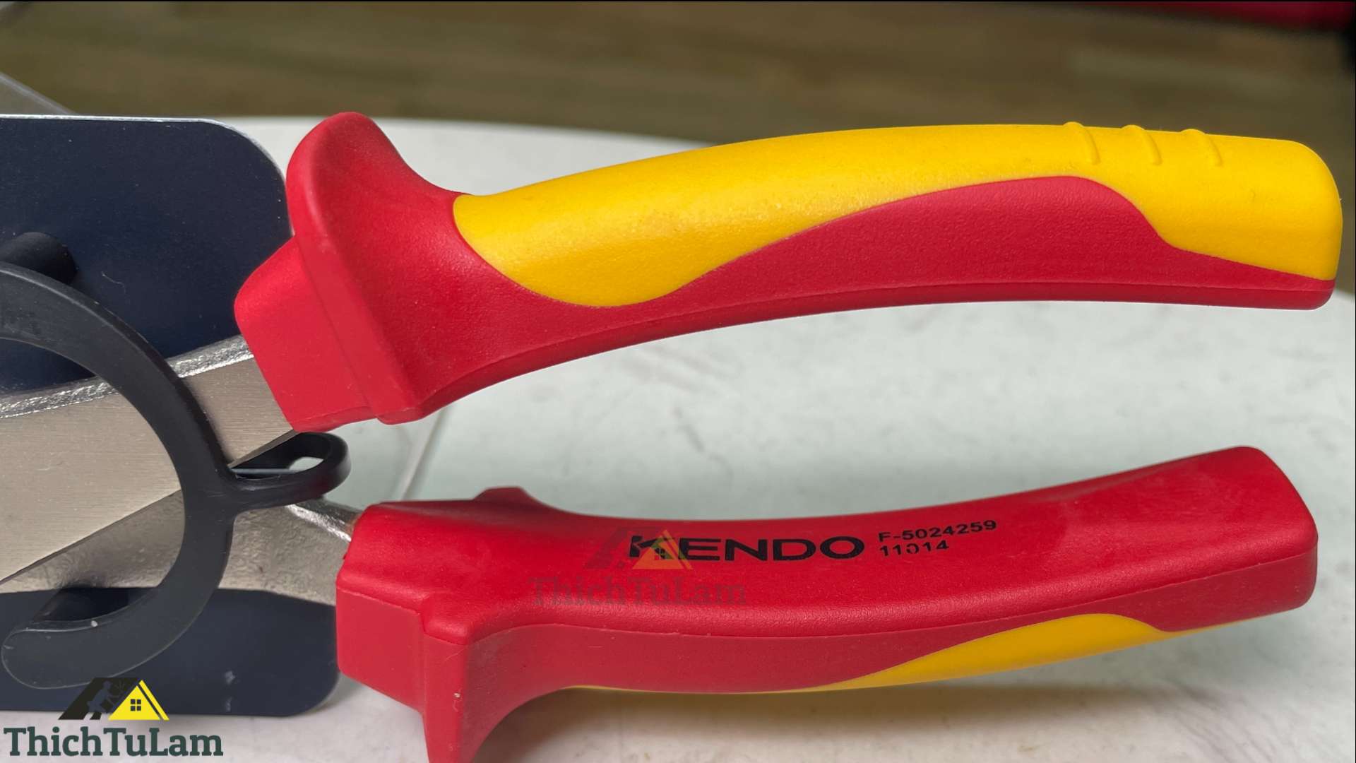 Kìm cắt hạng nặng cách điện 1000V VDE bằng thép Cr-V kích thước 180mm Kendo 11014