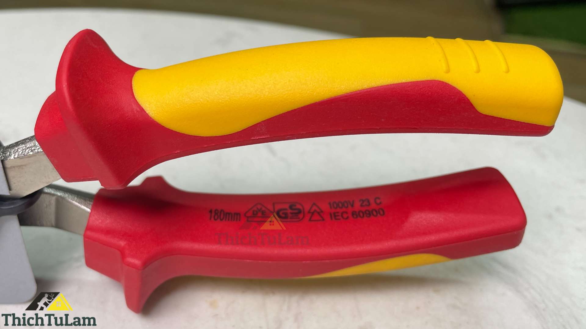 Kìm cắt hạng nặng cách điện 1000V VDE bằng thép Cr-V kích thước 180mm Kendo 11014