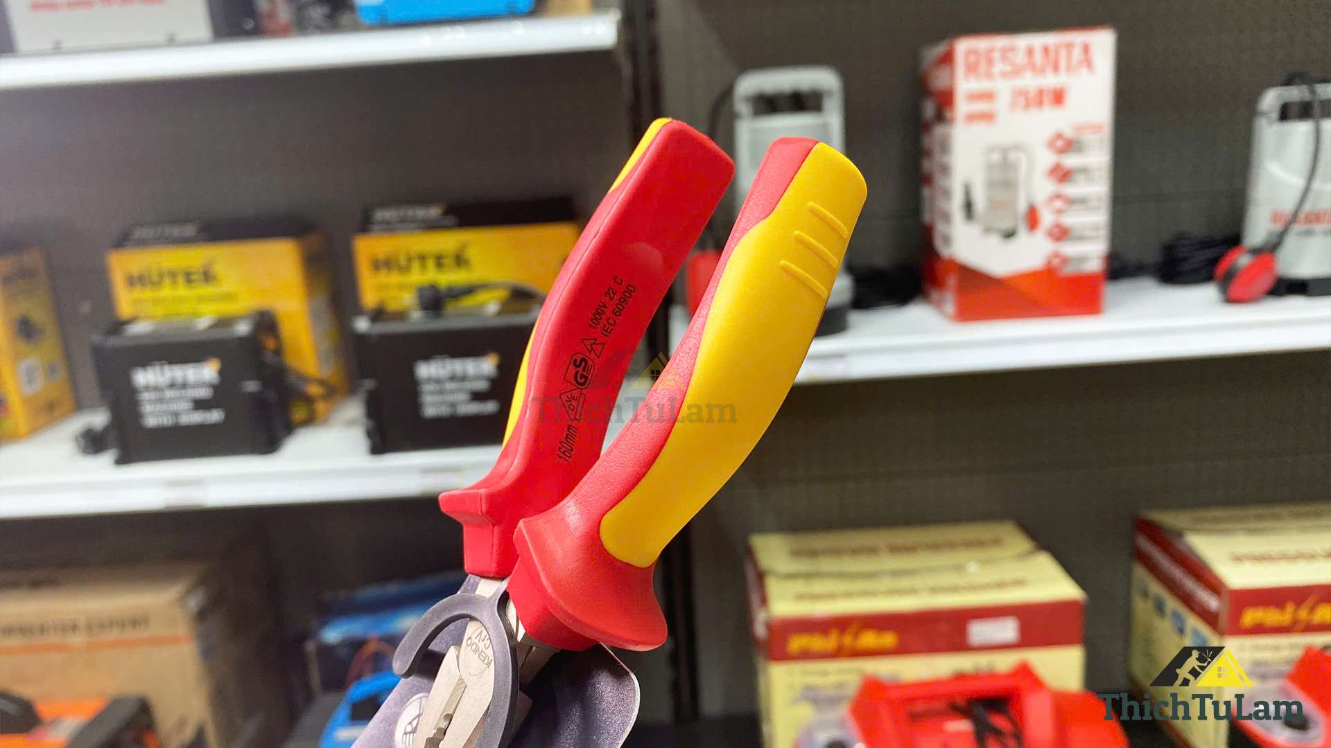 Kìm nhọn cách điện 1000V VDE bằng thép Cr-V kích thước 160mm Kendo 11031