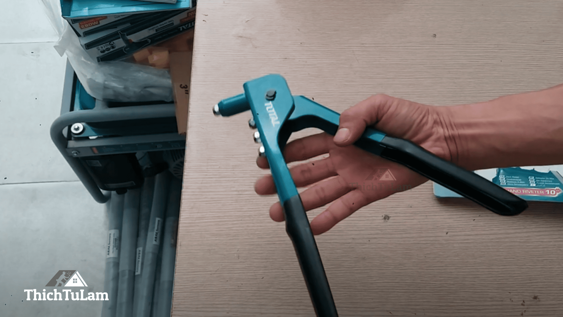 Kìm rút đinh Total