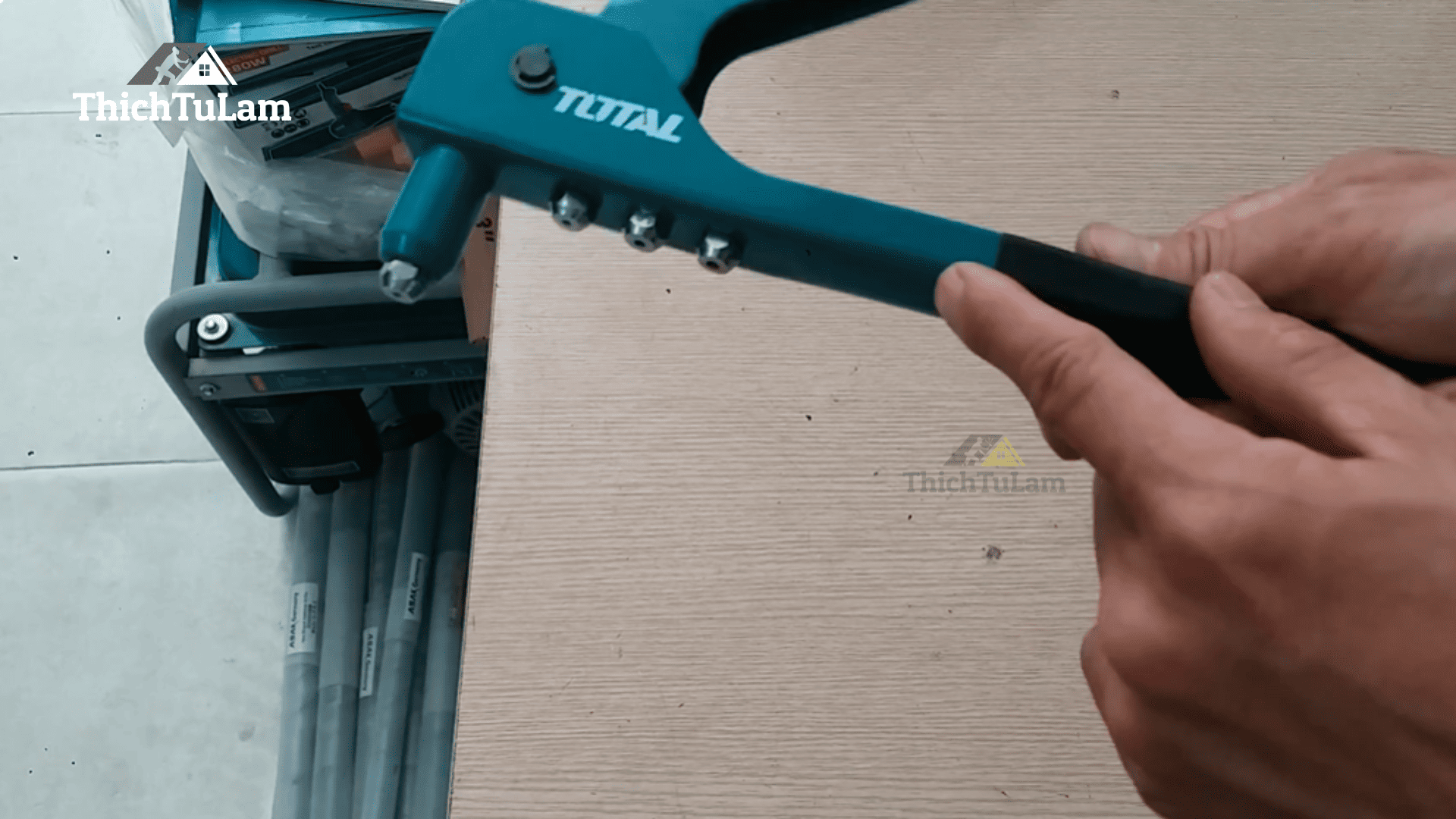 Kìm rút đinh Total