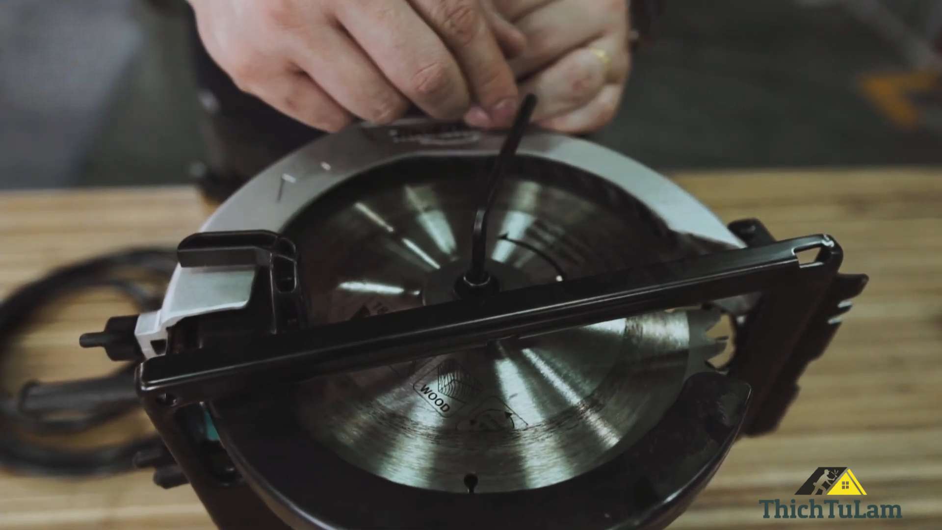 Lắp lưỡi cưa mới