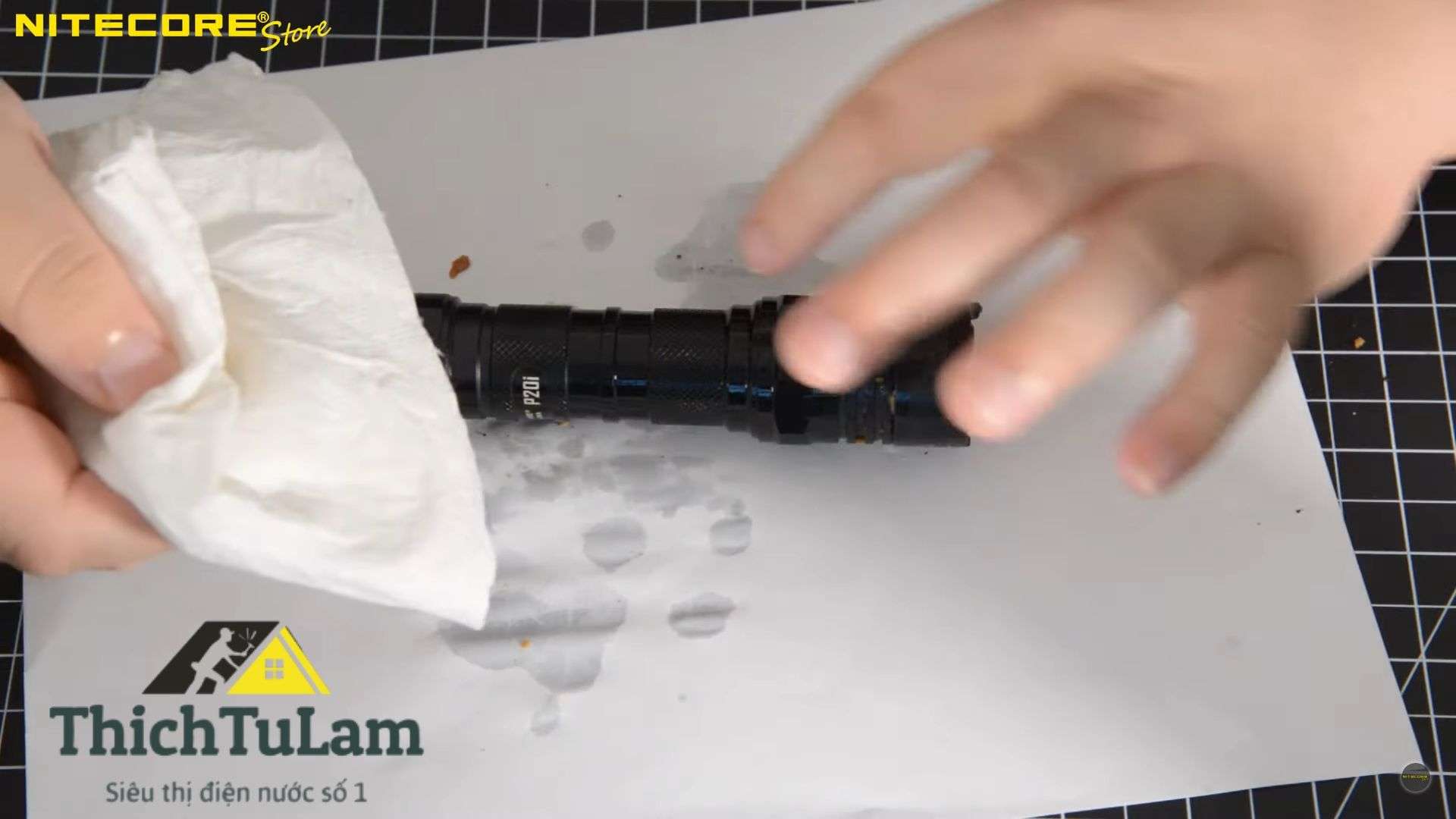 Dùng khăn mềm để loại bỏ bụi bẩn và vết bẩn trên bề mặt