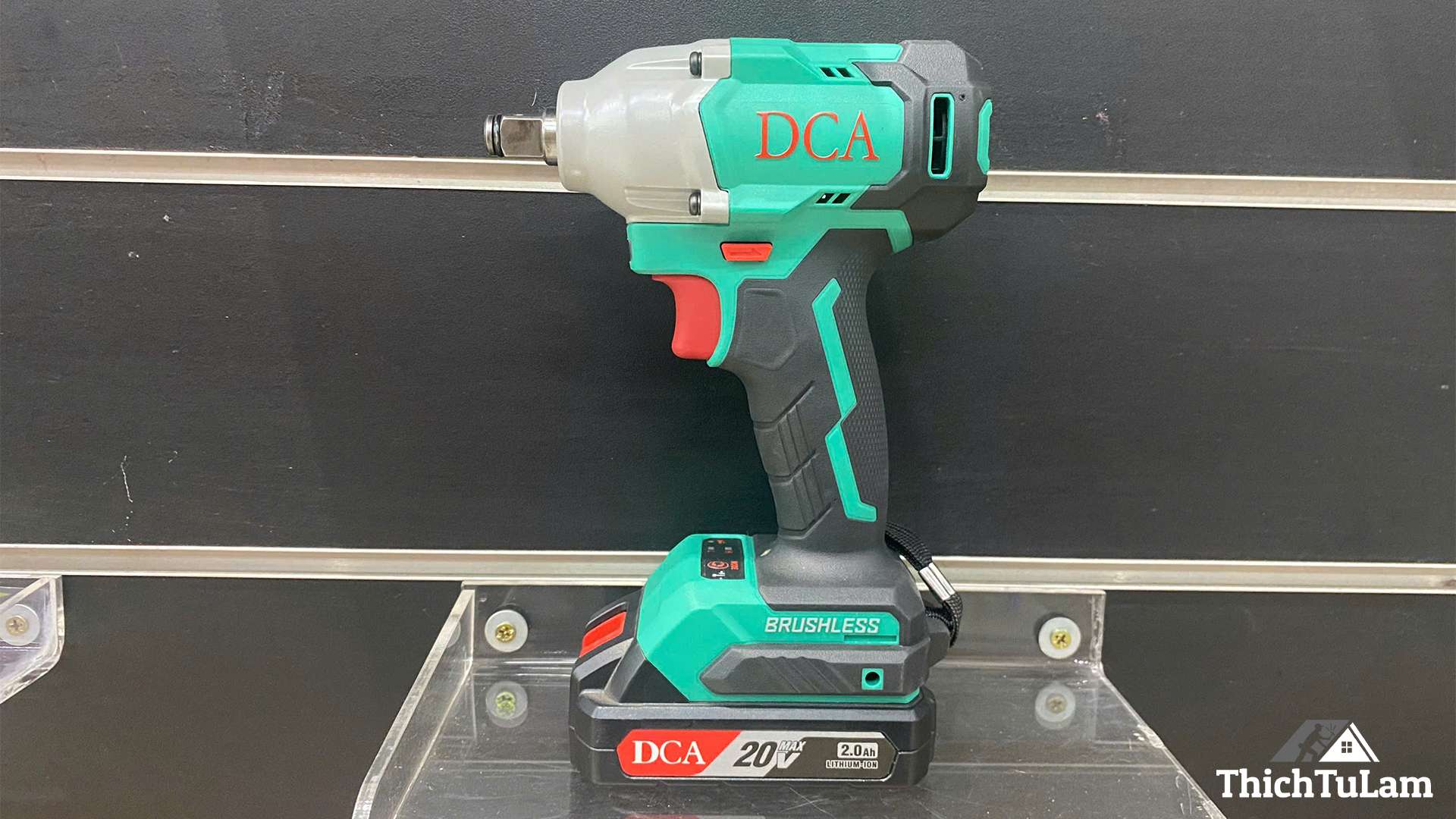 Máy bắn bu lông pin 20V 298Nm DCA ADPB298DM