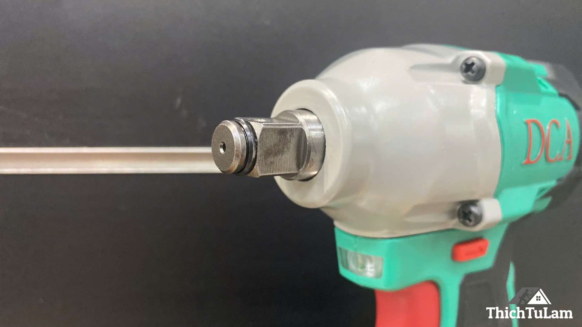 Máy bắn bu lông pin 20V 298Nm DCA ADPB298DM