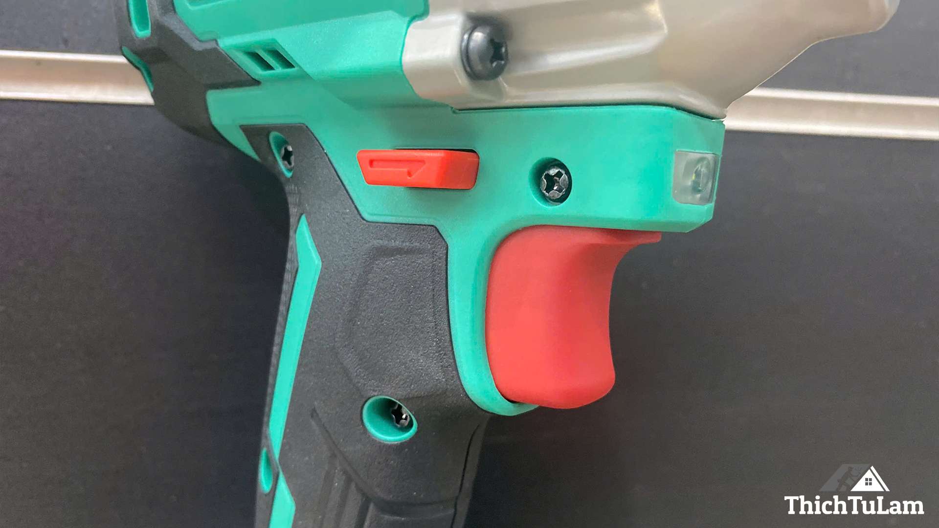 Máy bắn bu lông pin 20V 298Nm DCA ADPB298DM