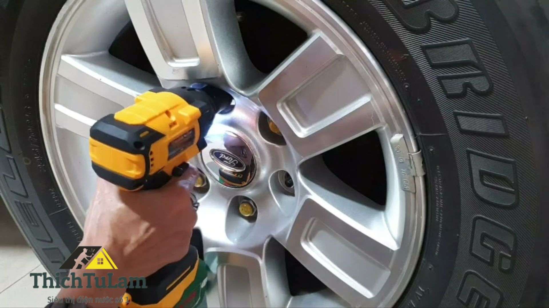 Máy bắn bu lông pin Hukan 520Nm mở ốc bánh xe bán tải