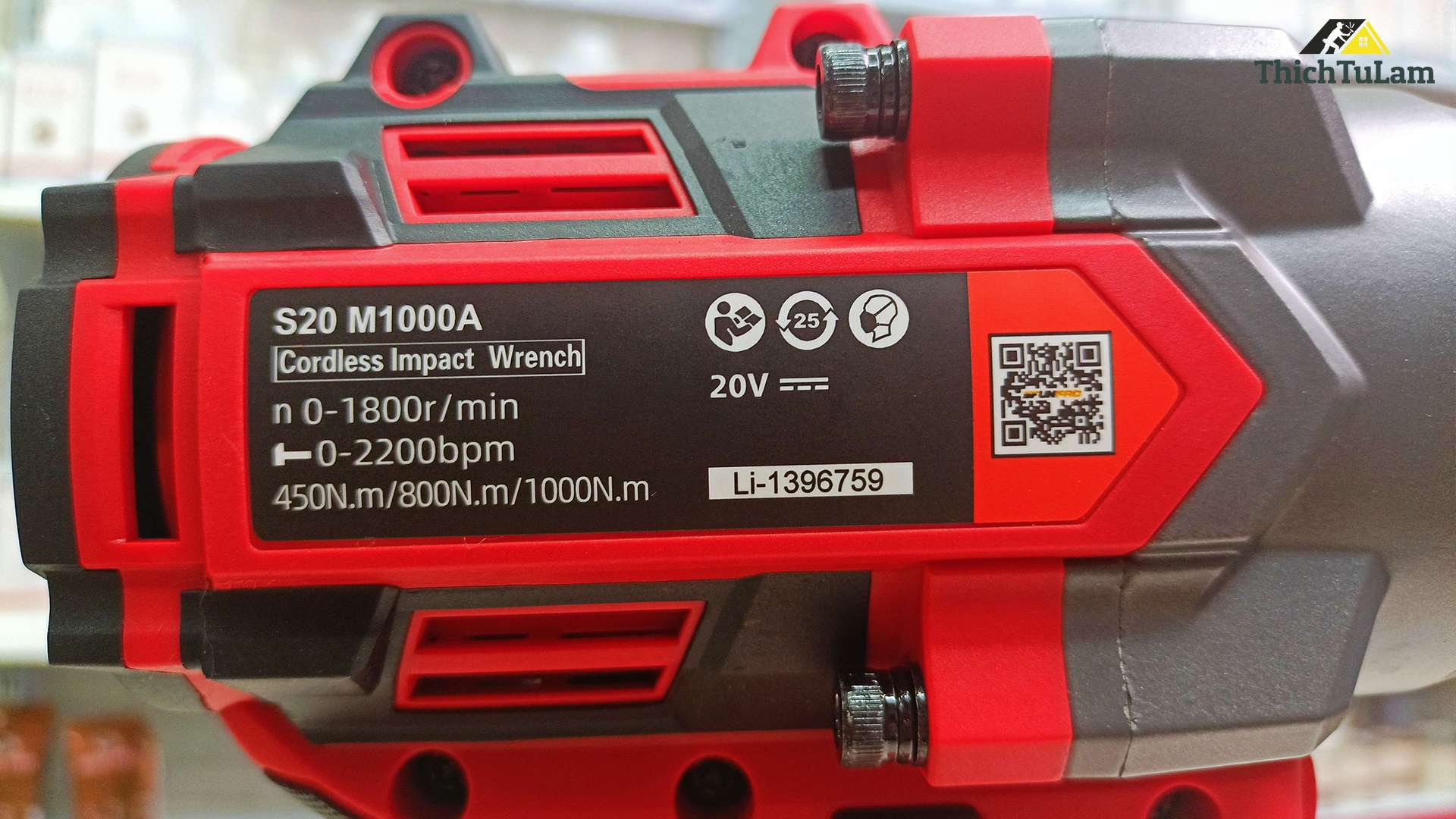 Máy bắn bu lông pin M21 1000Nm Sfunpro S20M1000A-8.0 (2 pin 8Ah+ 1 sạc)