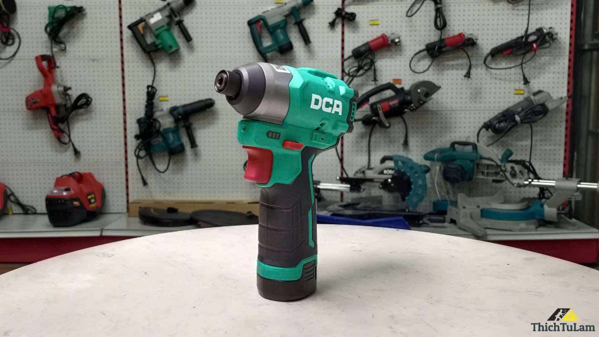 Máy bắn vít DCA
