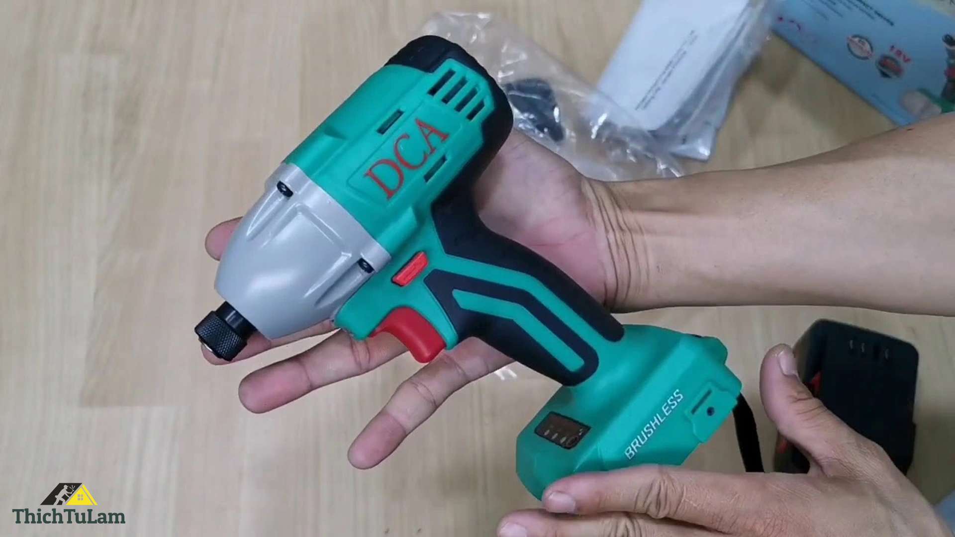 Máy bắn vít dùng pin 12V DCA ADPL02-8