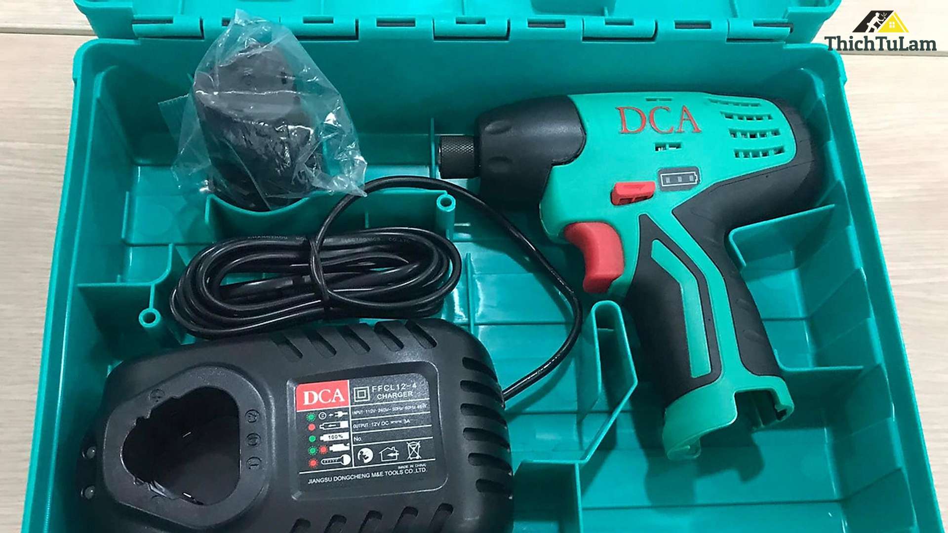 Máy bắn vít dùng pin 12V DCA ADPL02-8EK